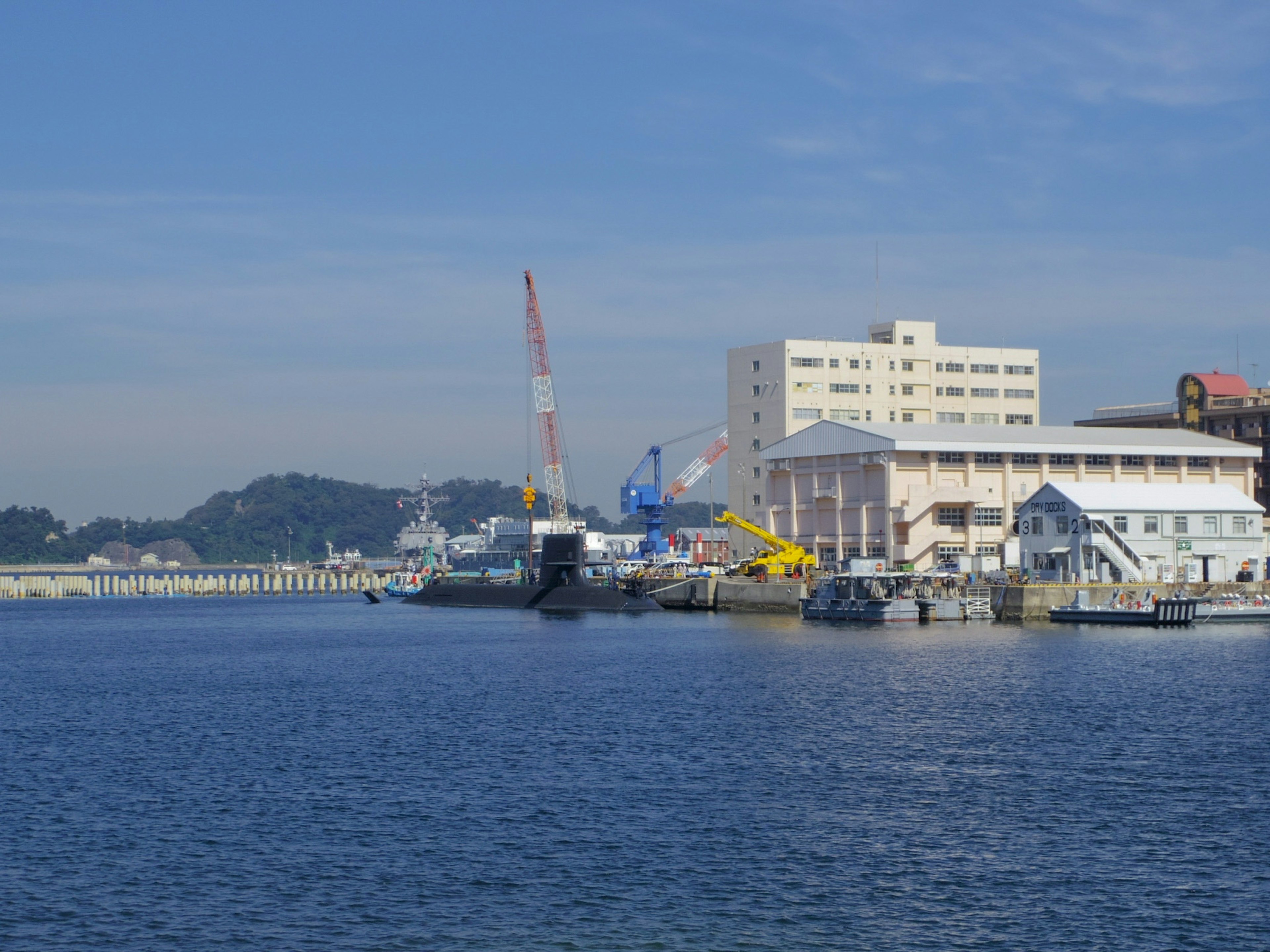 ทิวทัศน์ที่สวยงามของท่าเรือมีน้ำสีฟ้ารถเครนและอาคาร