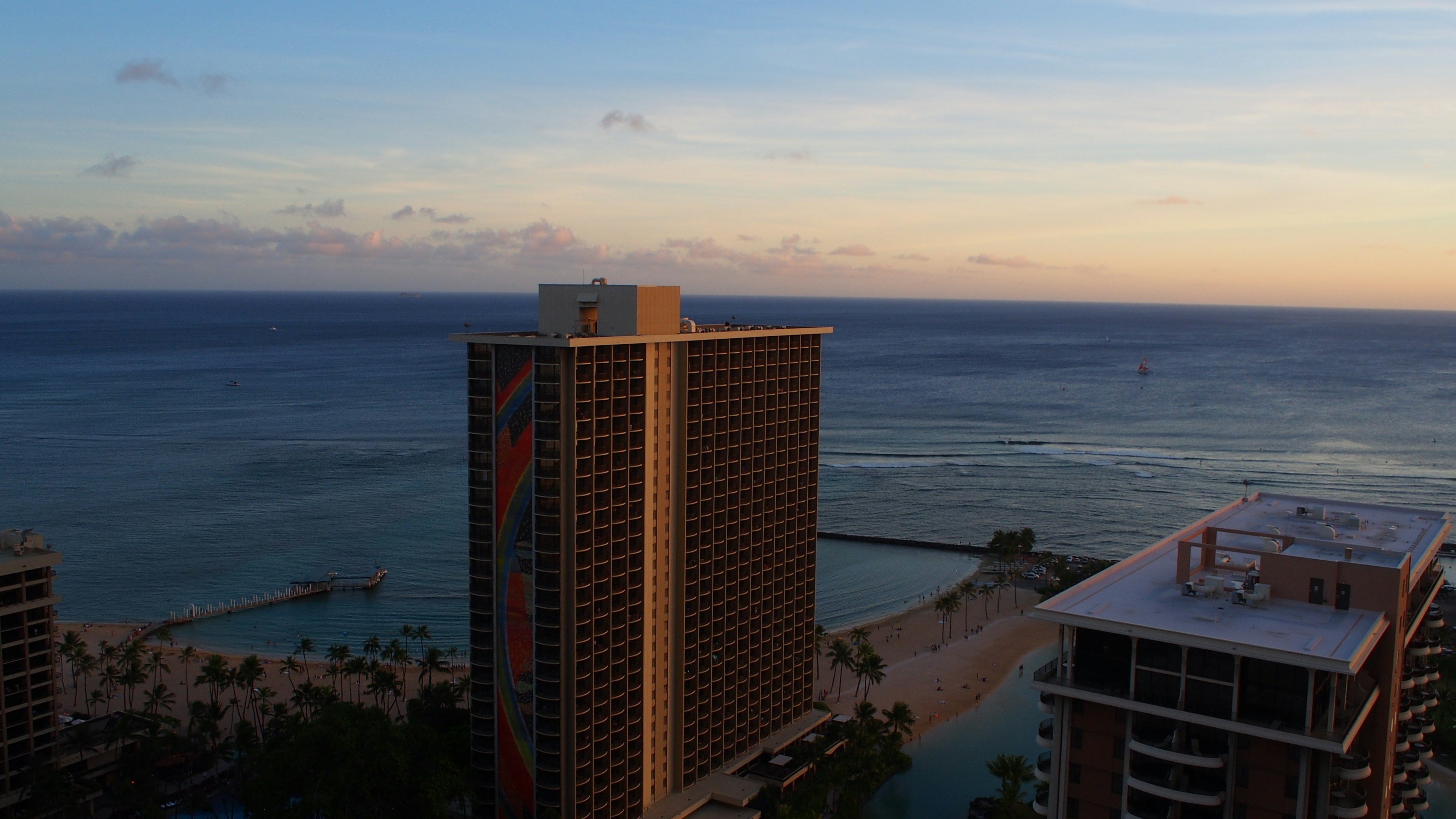 Bâtiment de grande hauteur avec un magnifique coucher de soleil sur l'océan