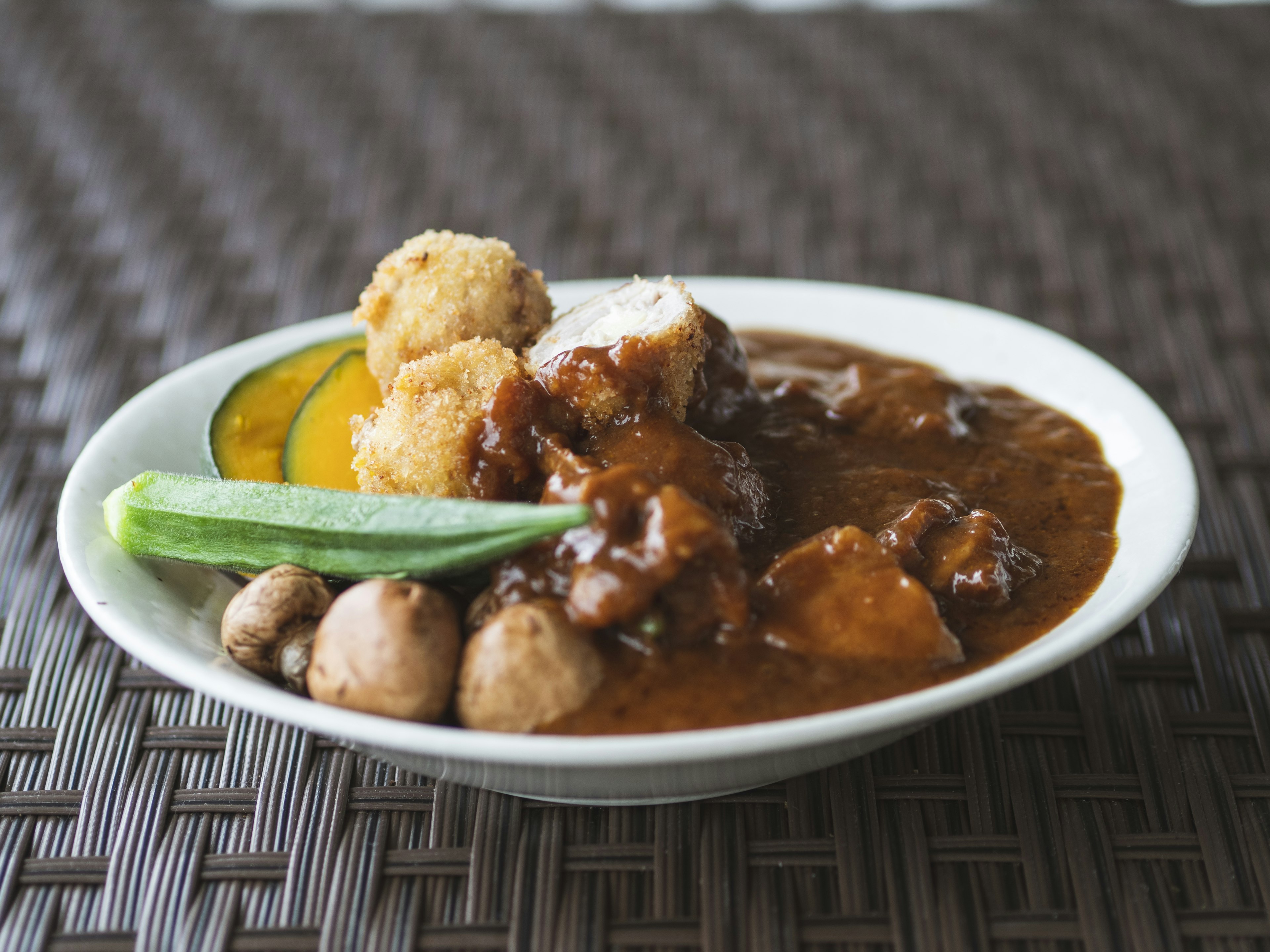 Ein Teller mit Curryfleisch und Gemüse