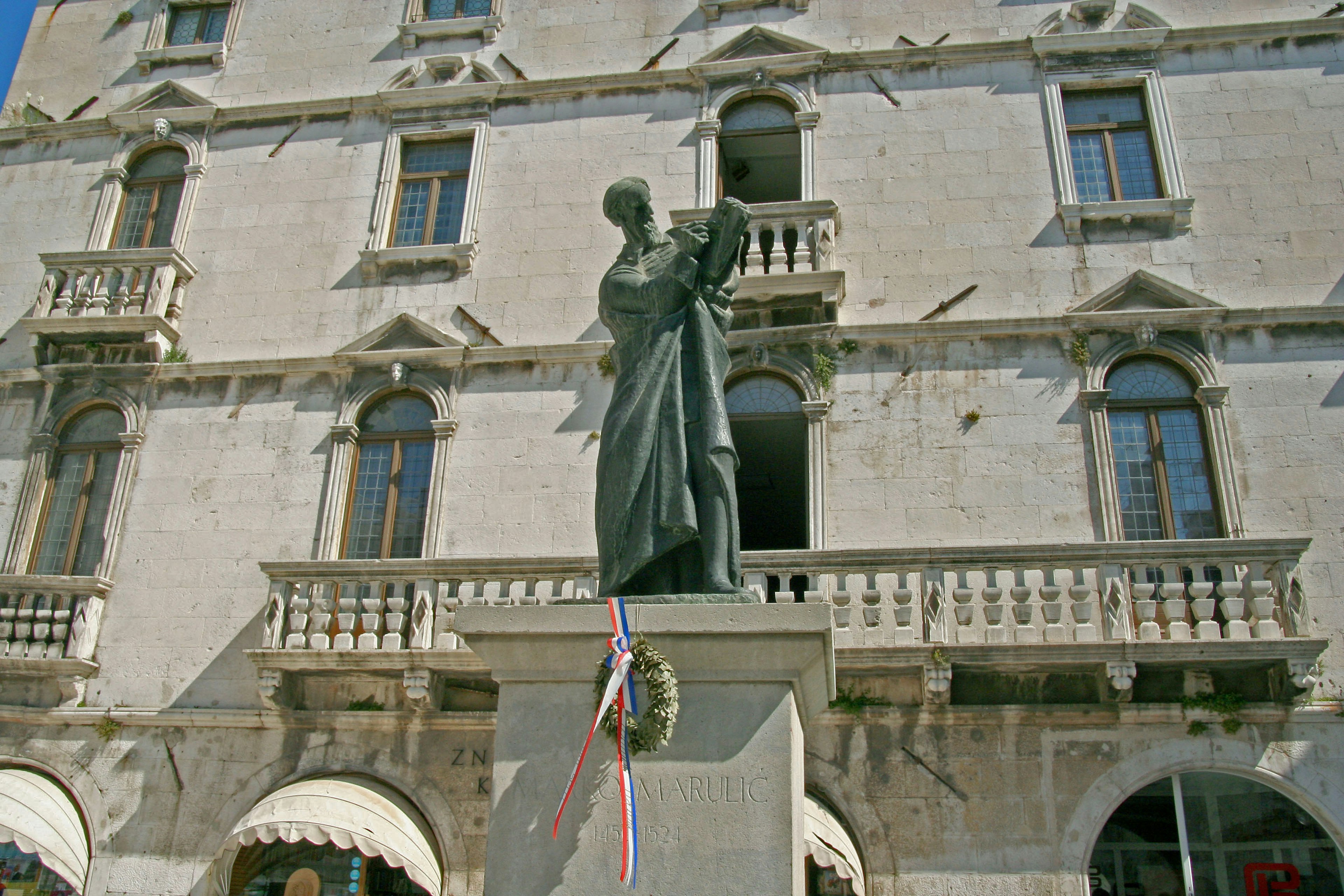 Estatua en una plaza de Venecia con arquitectura histórica de fondo