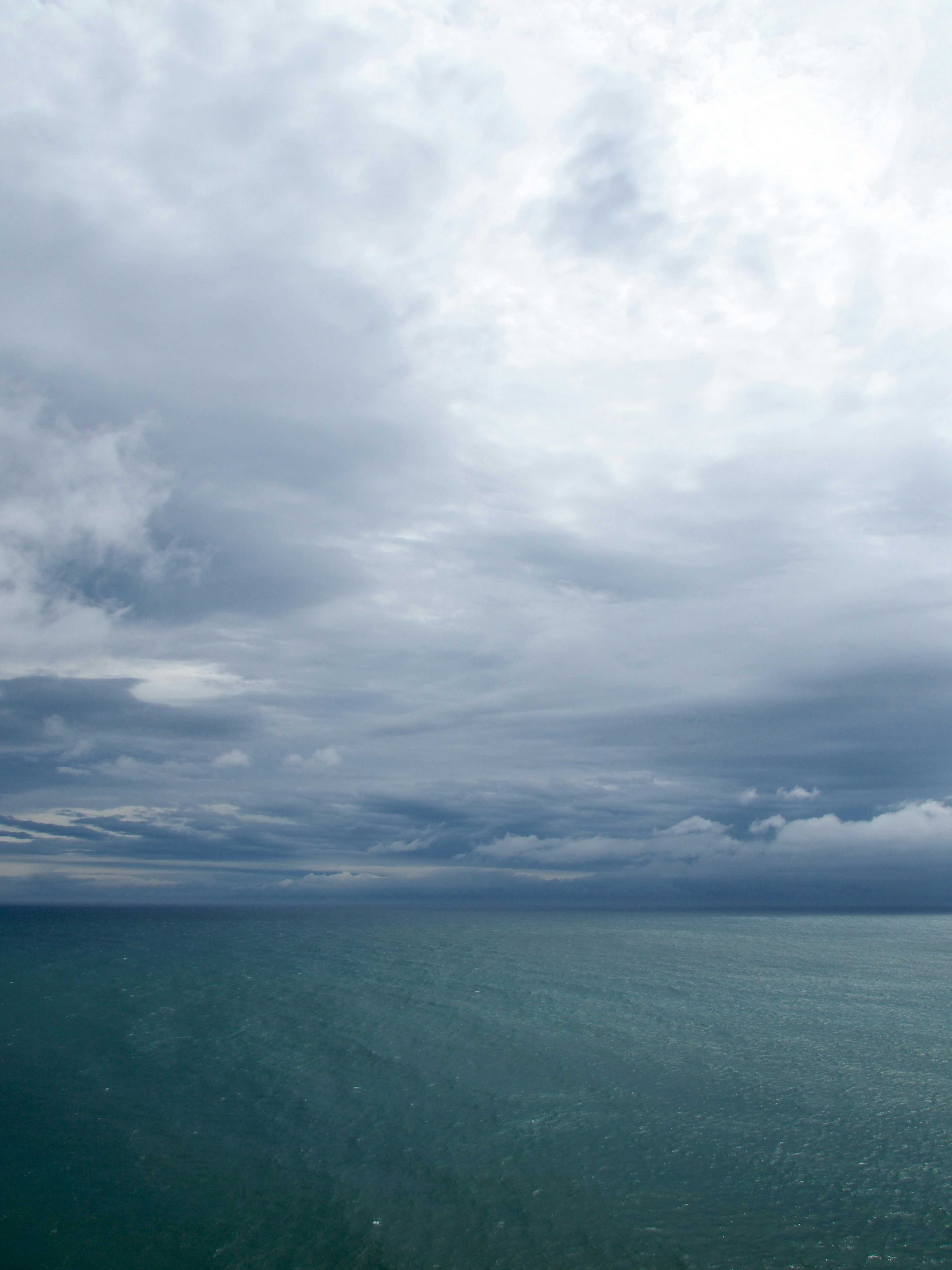 Vista ampia dell'oceano blu sotto un cielo nuvoloso