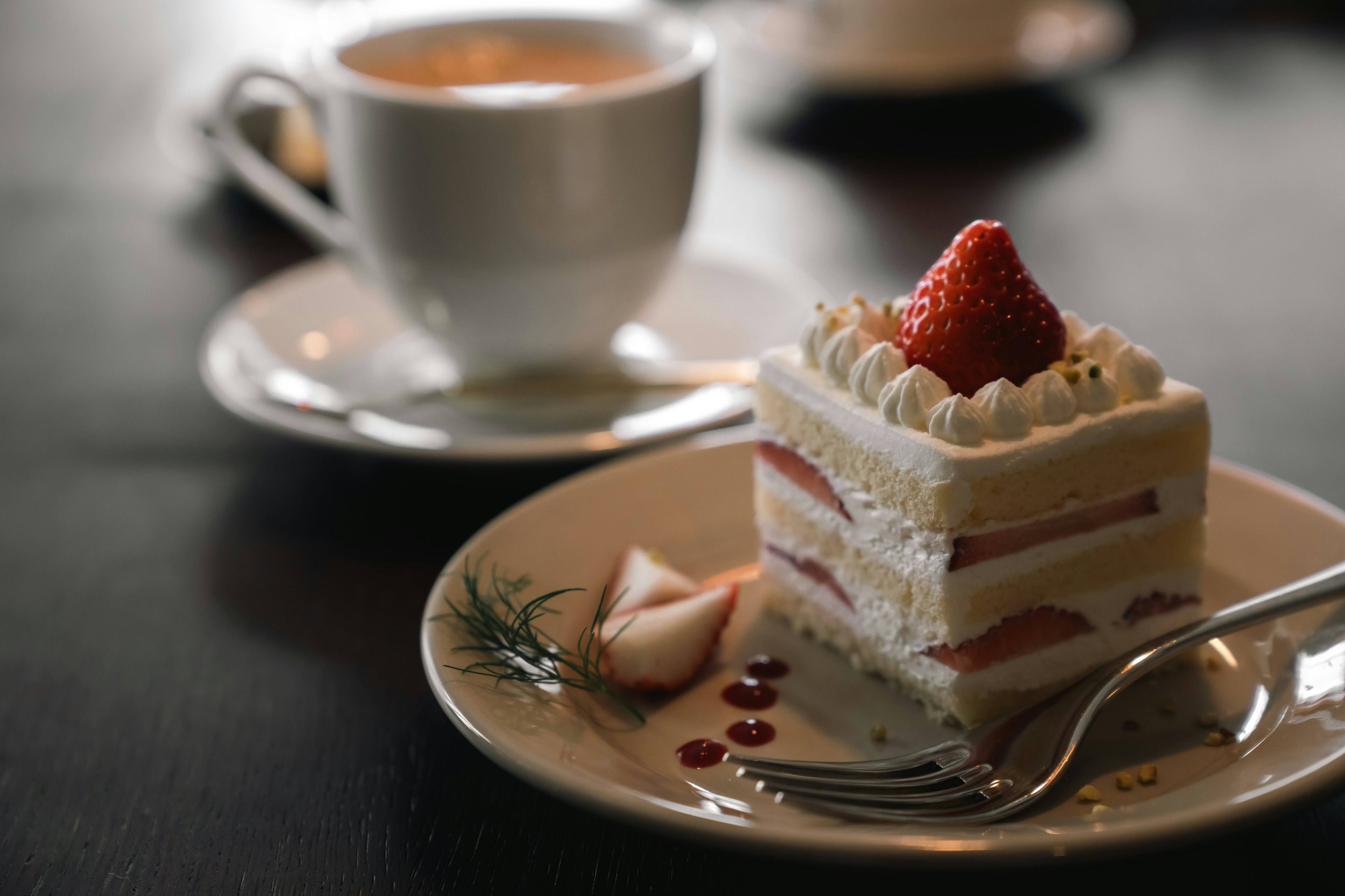 Un plato hermoso con café y pastel de fresa