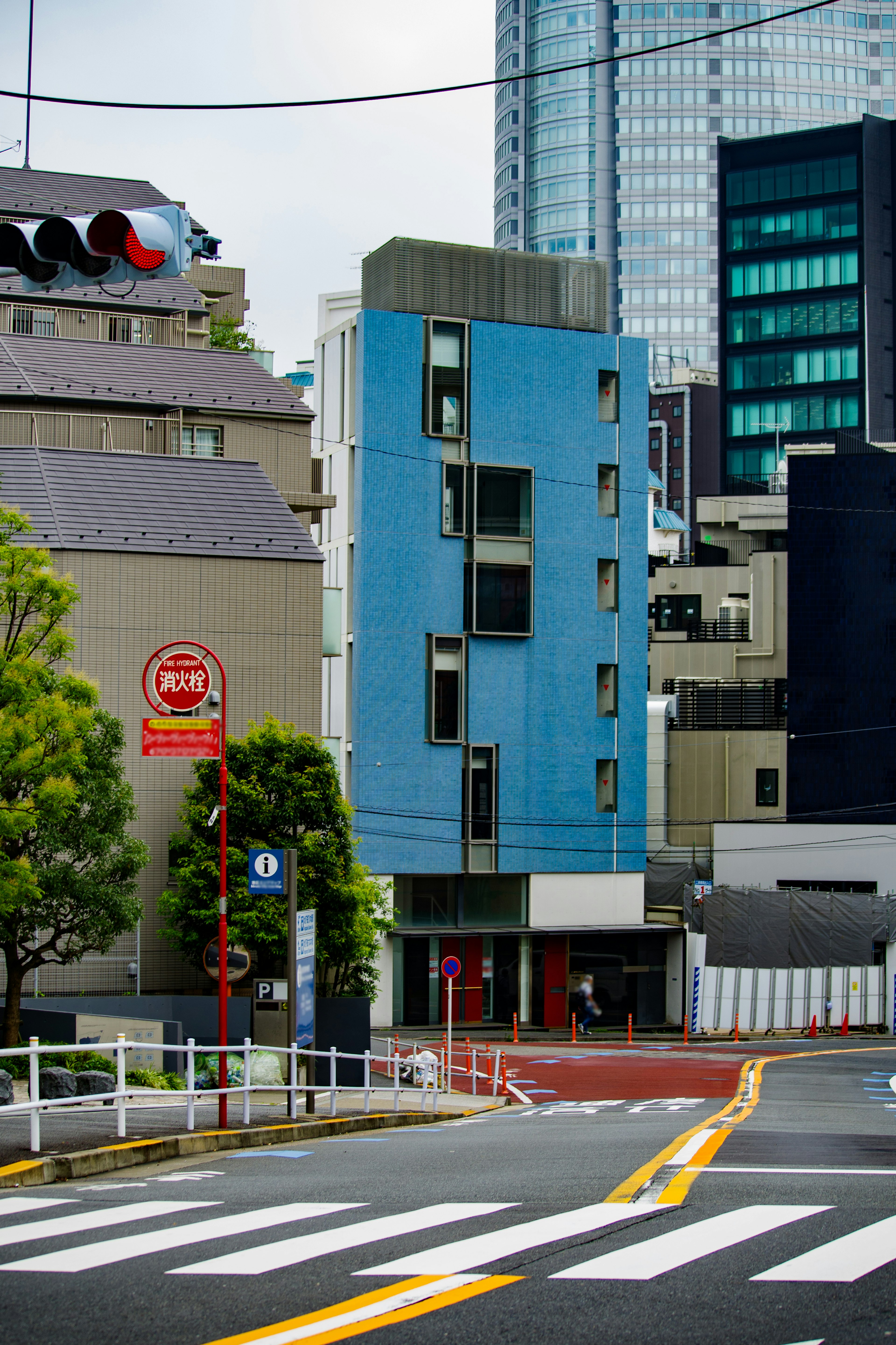 青い外観の建物がある都市の風景