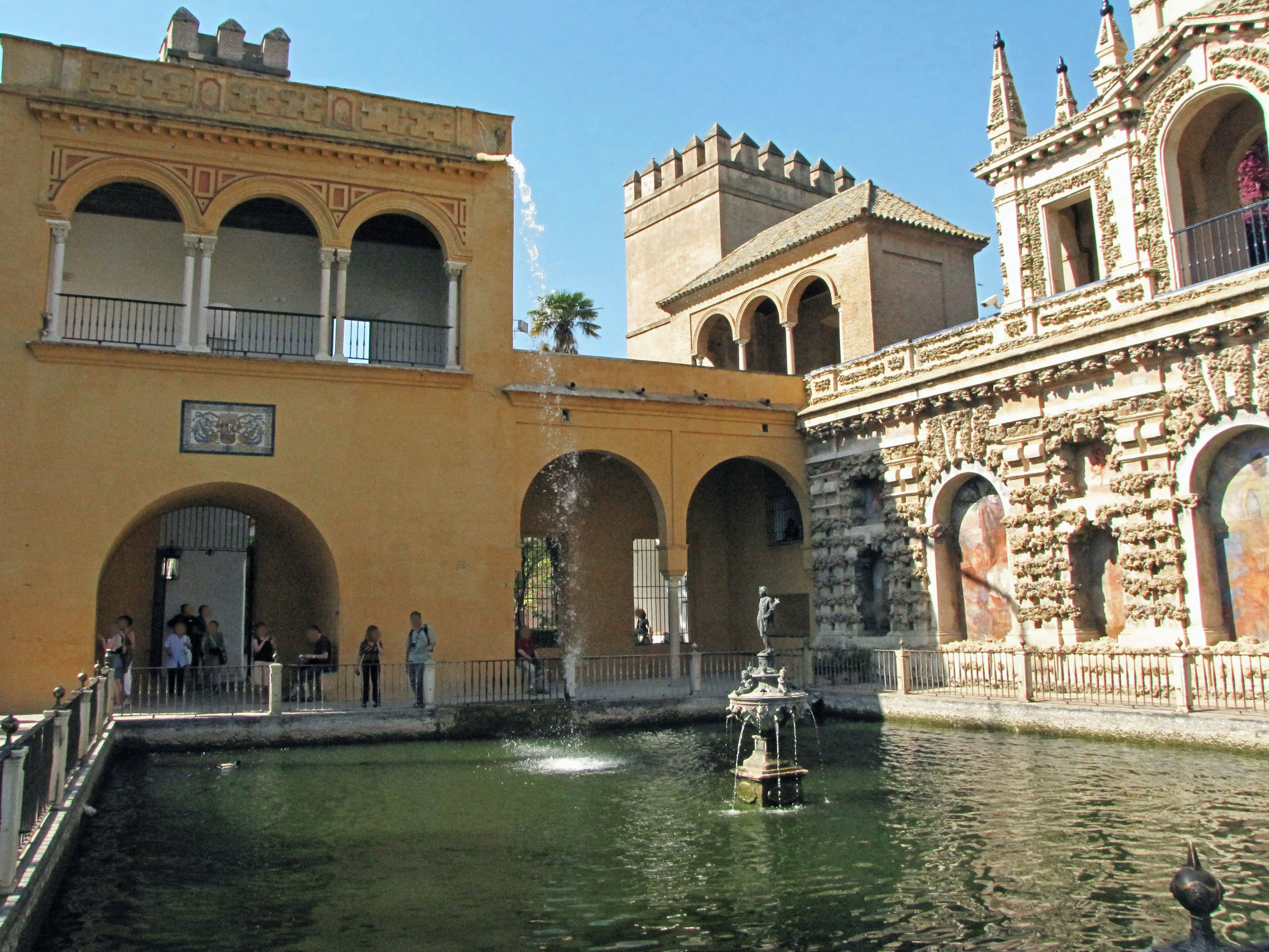 Vista escénica de un estanque con arquitectura histórica