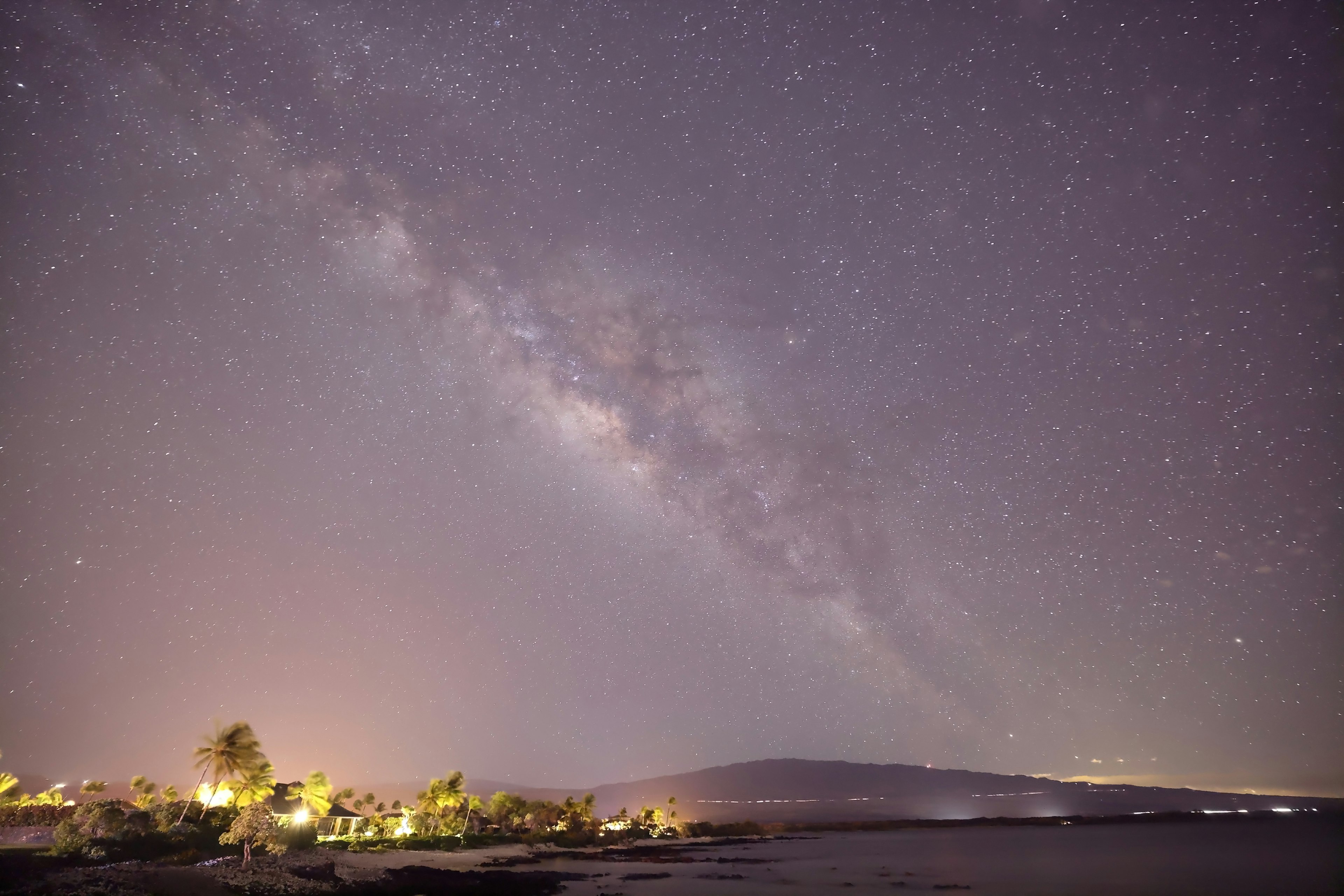 夜空下壮丽的银河与海岸风景