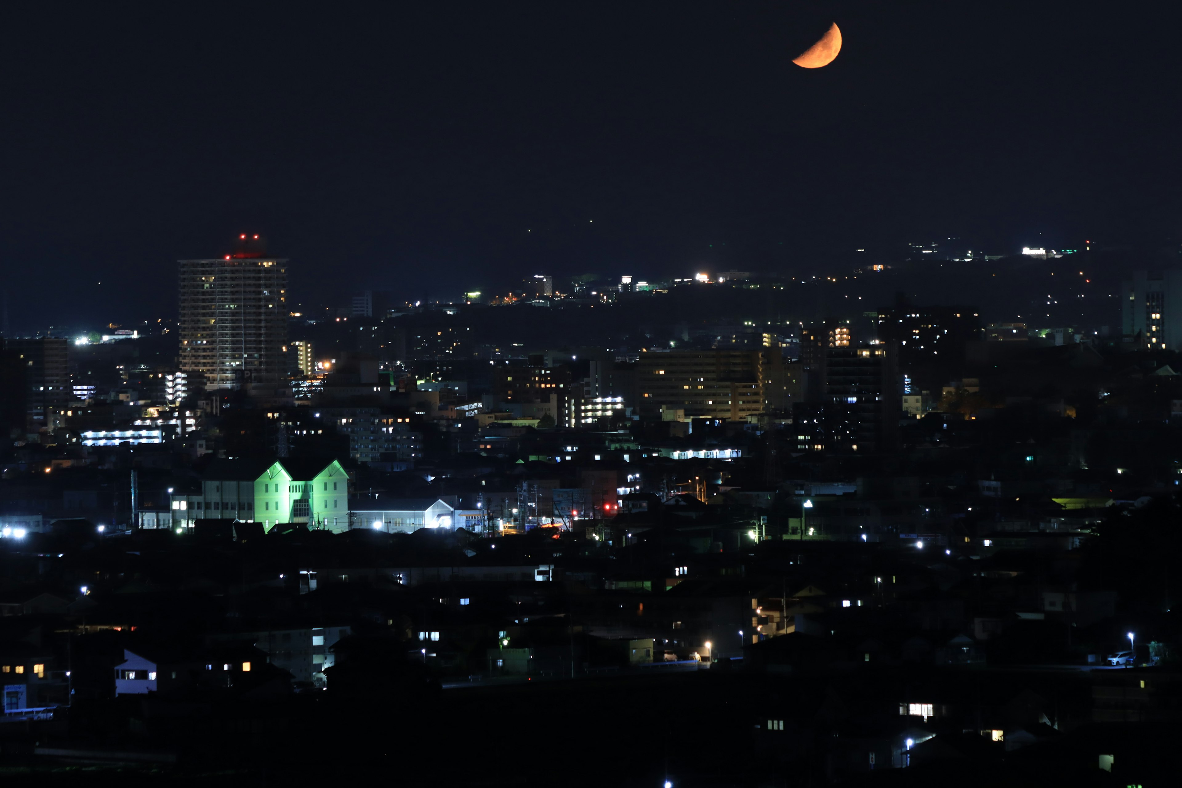 夜景城市風景與彎月