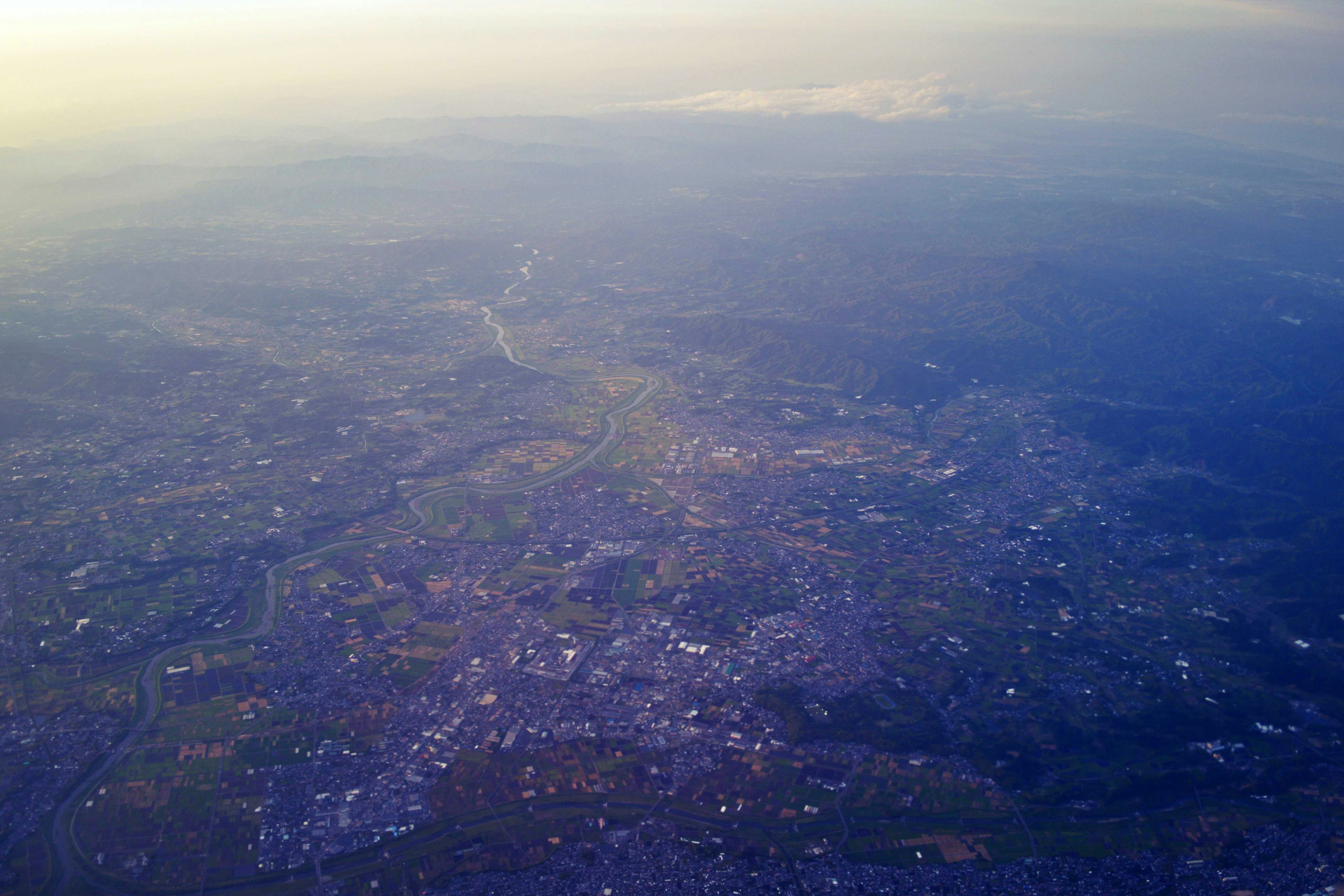 空から見た都市の風景と自然の景観