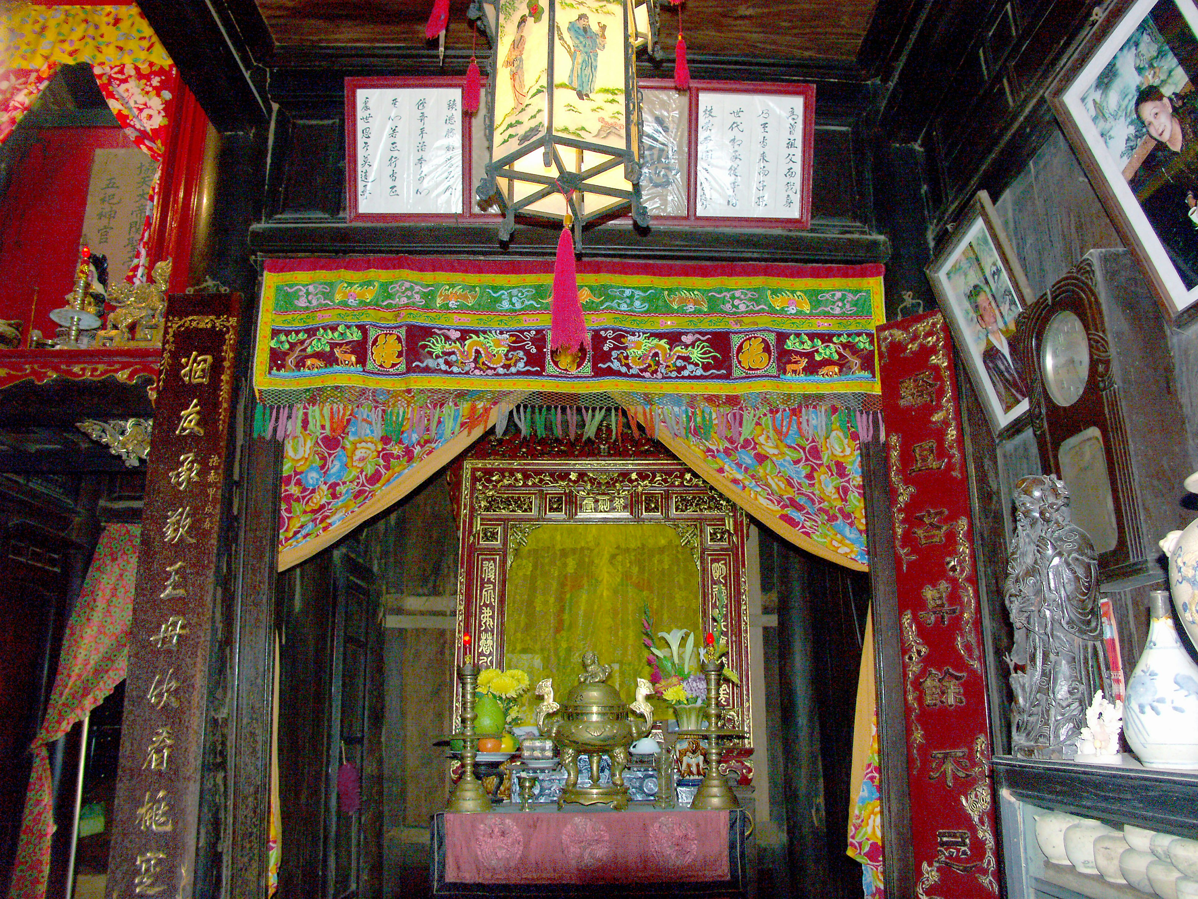 Décoration intérieure d'un temple traditionnel rideaux colorés lanternes ornées autel avec offrandes