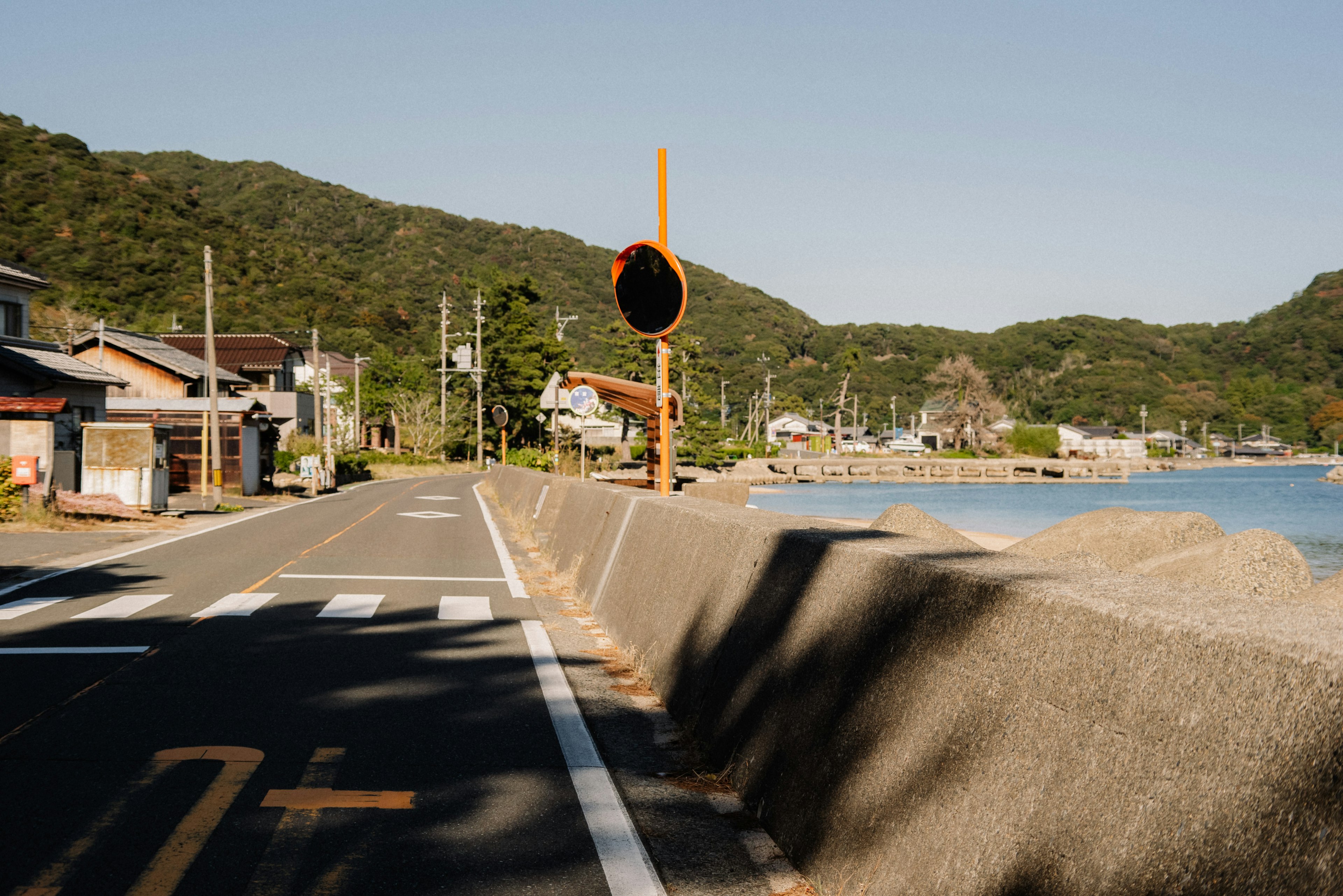 海邊道路與背景山脈的寧靜風景