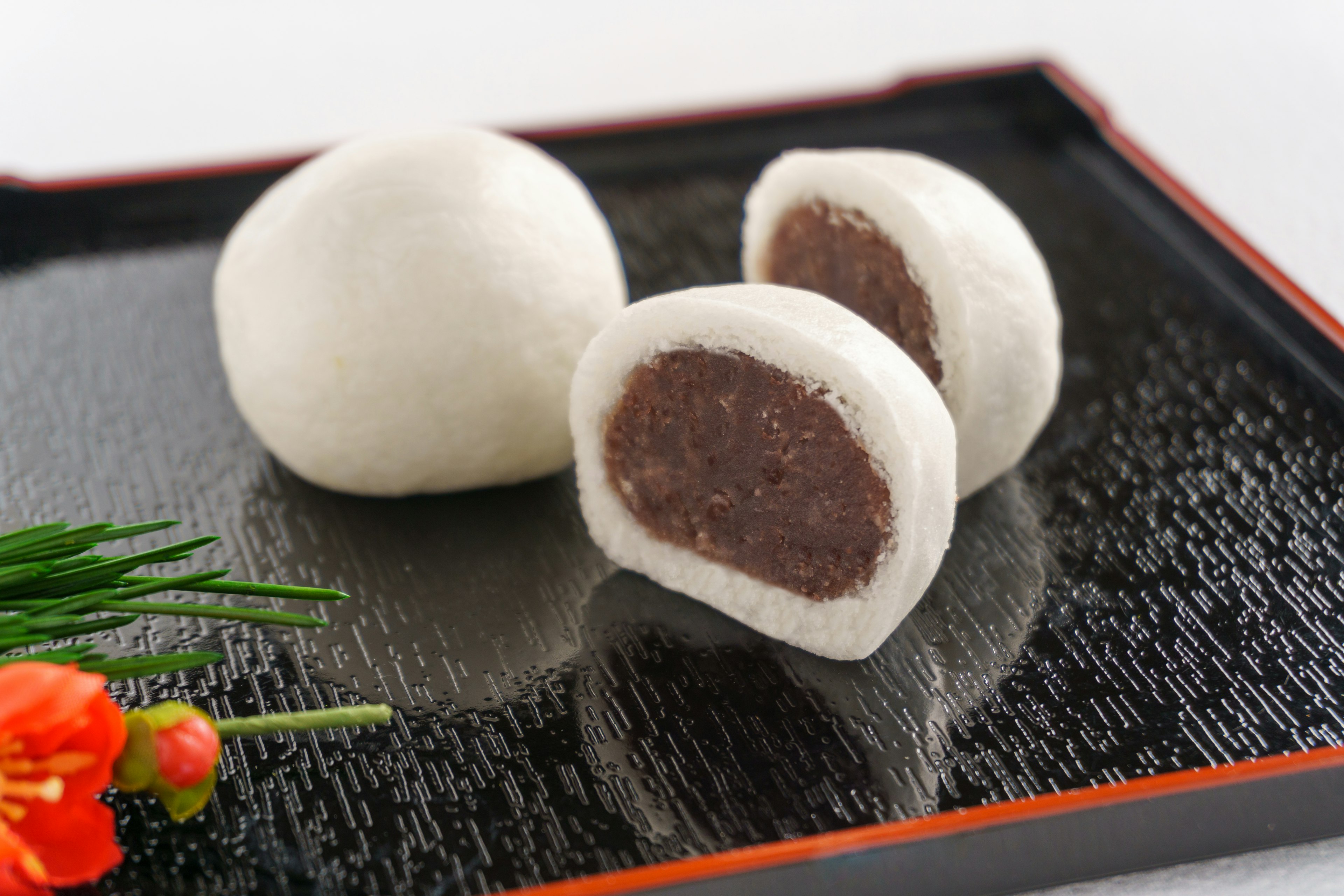 Penyajian kue Jepang dengan mochi putih diisi pasta kacang merah