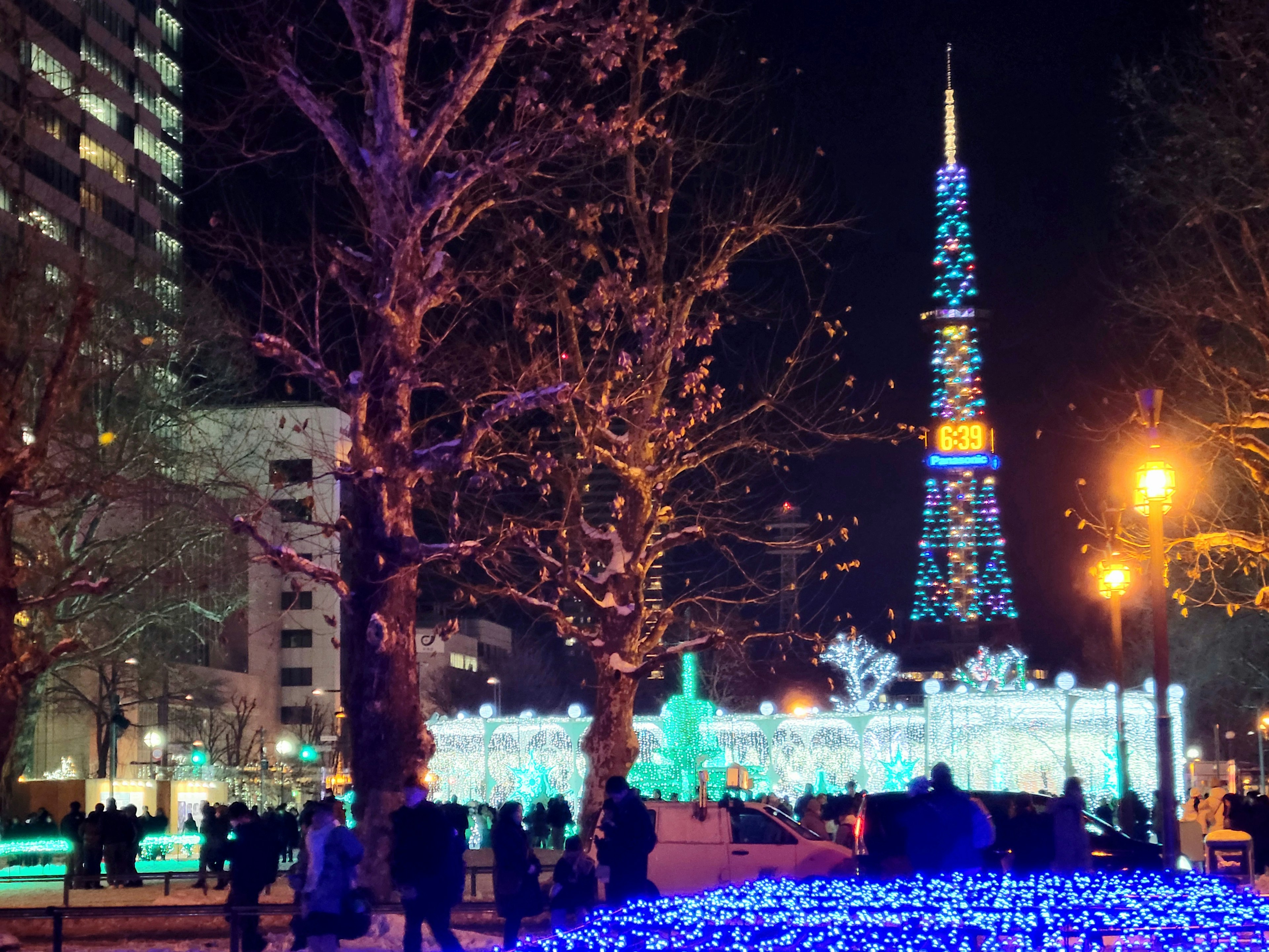 夜の札幌の大通公園に輝くテレビ塔とイルミネーション