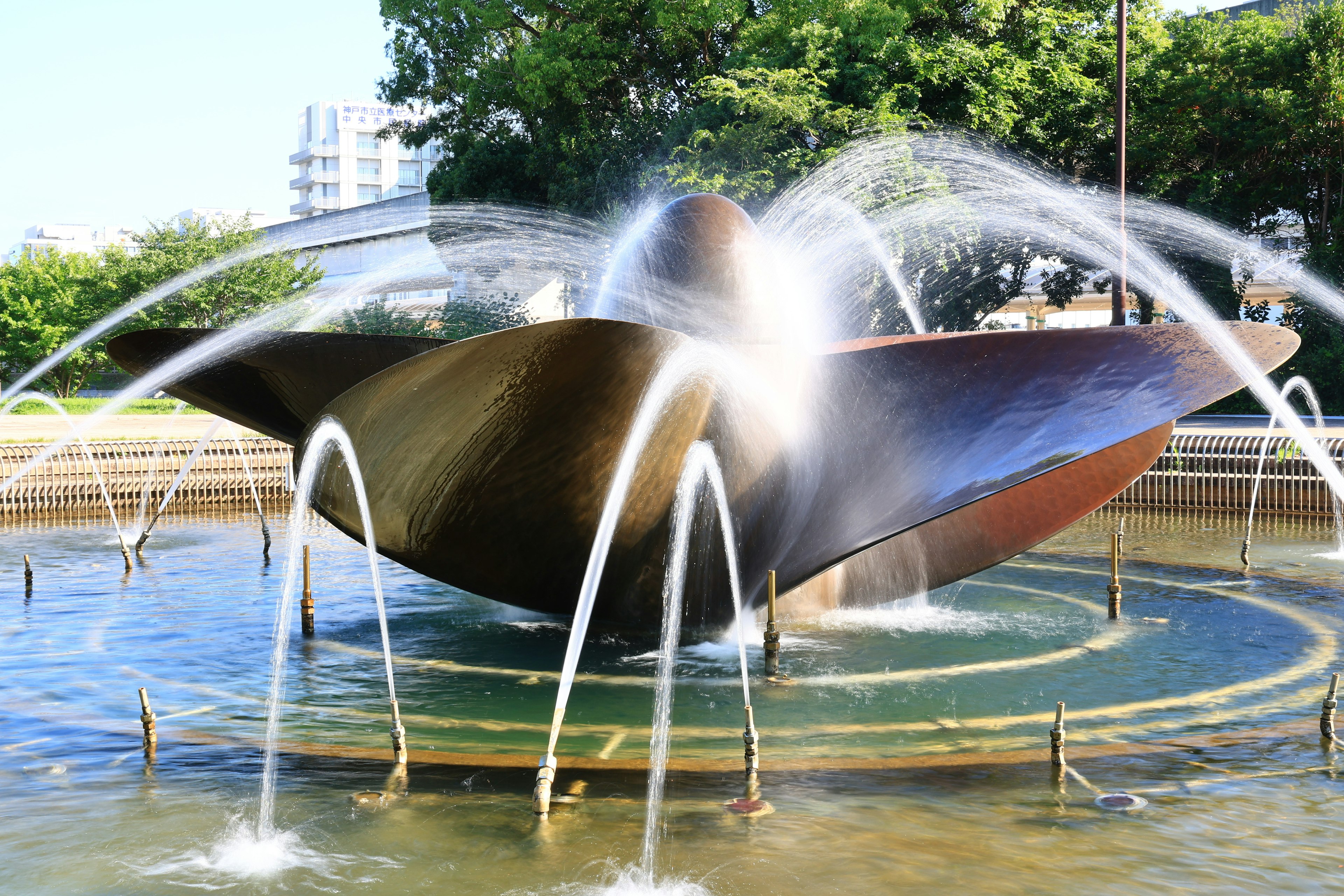 Fontana moderna con getti d'acqua e motivi circolari