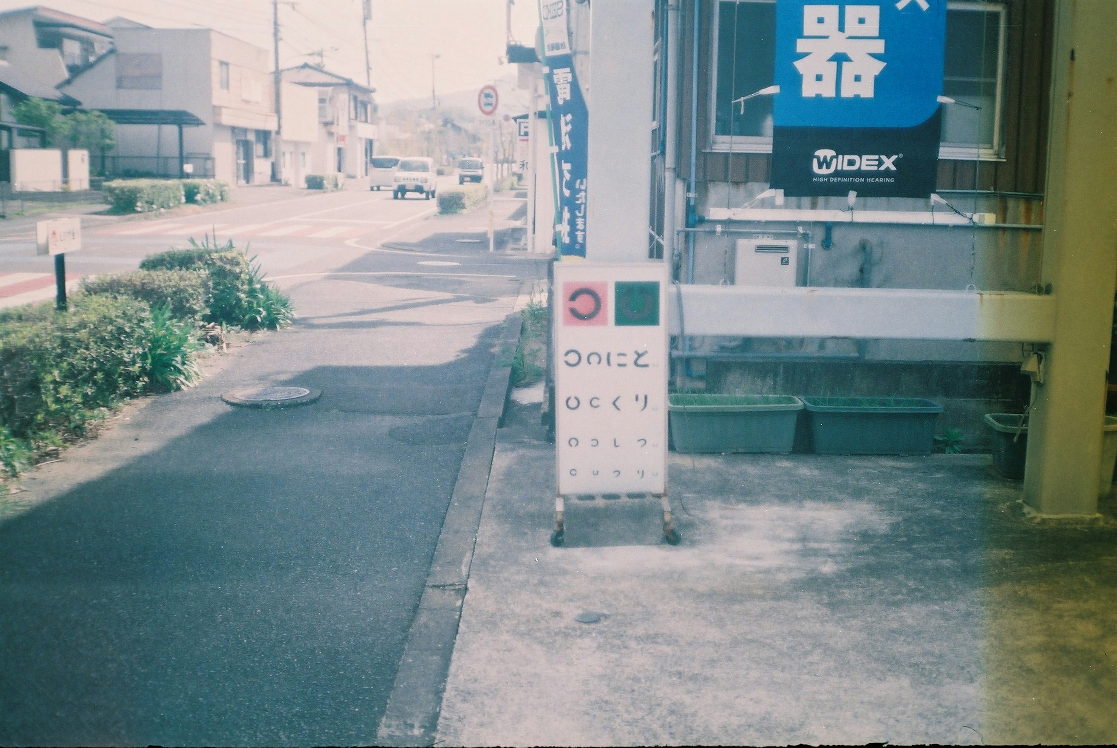 Straßenansicht mit einem Schild und umliegenden Gebäuden