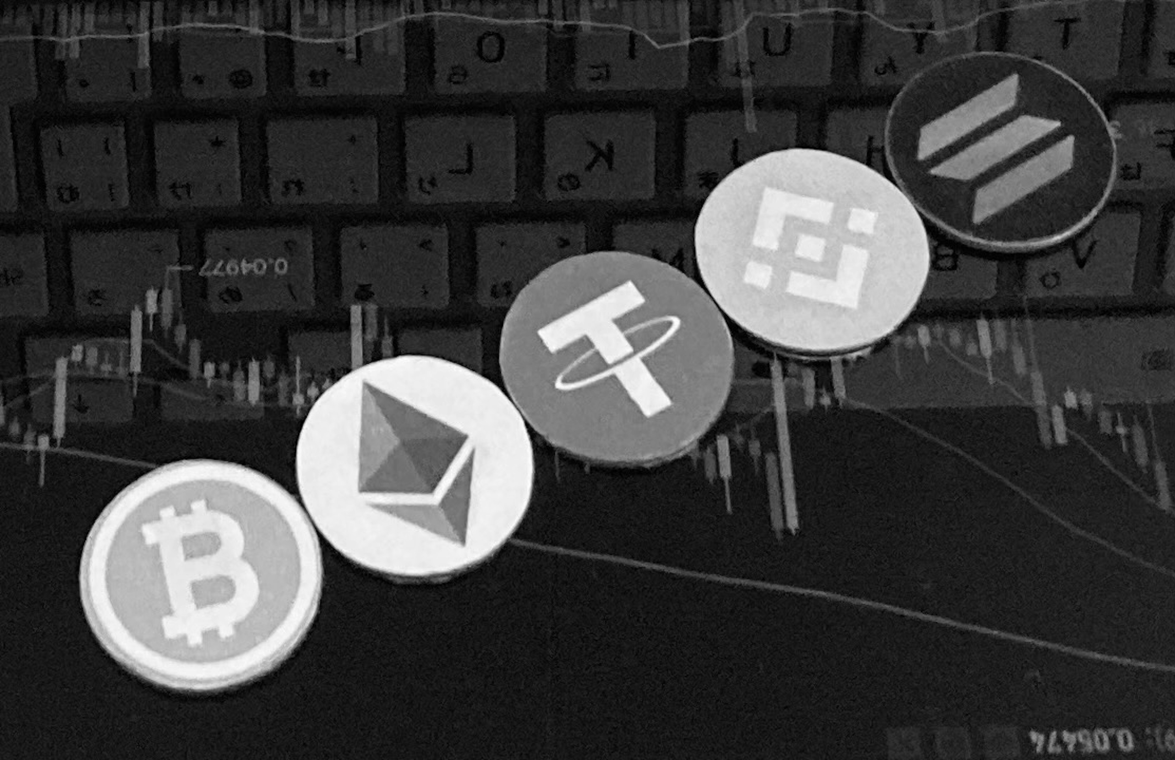 Monedas Bitcoin Ethereum Tether Solana dispuestas sobre un teclado