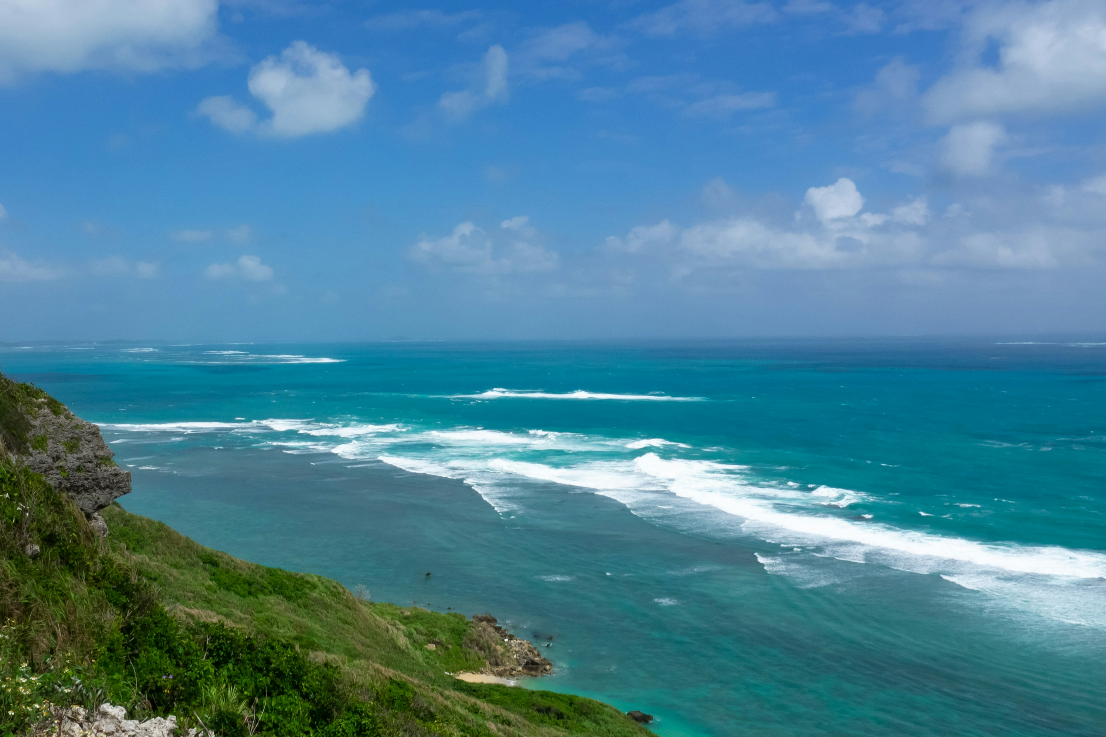 美麗的海岸風景，藍色海洋和白色波浪