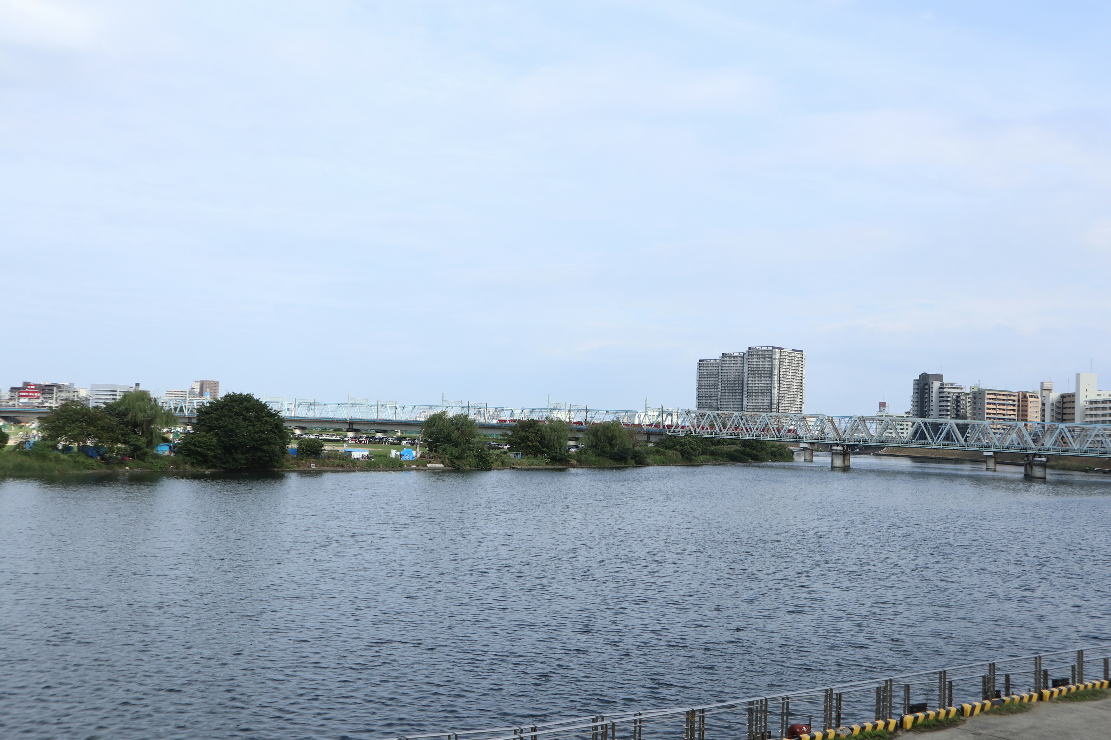 Vista escénica de un río con el horizonte de la ciudad al fondo