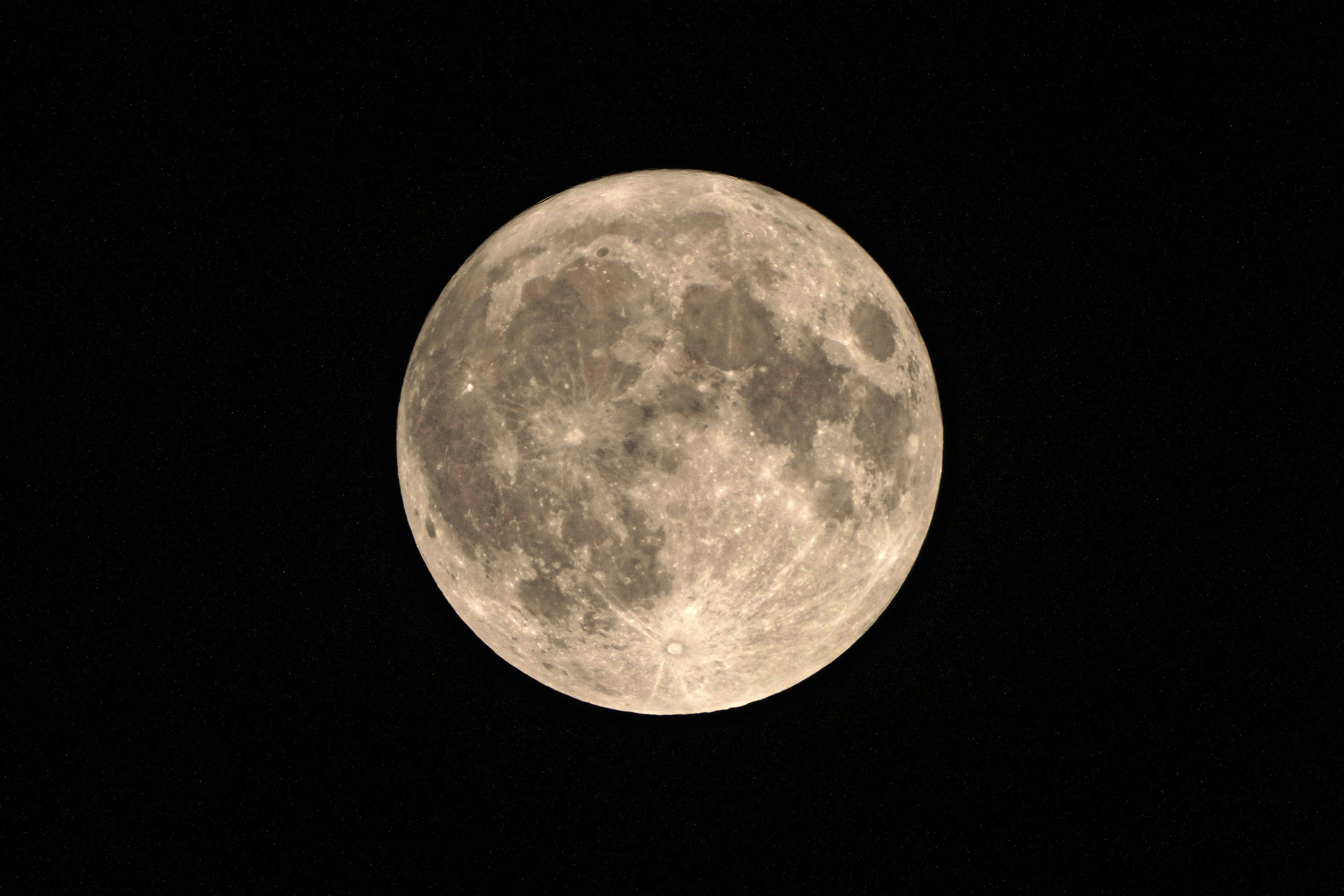 Hermosa luna llena en el cielo nocturno