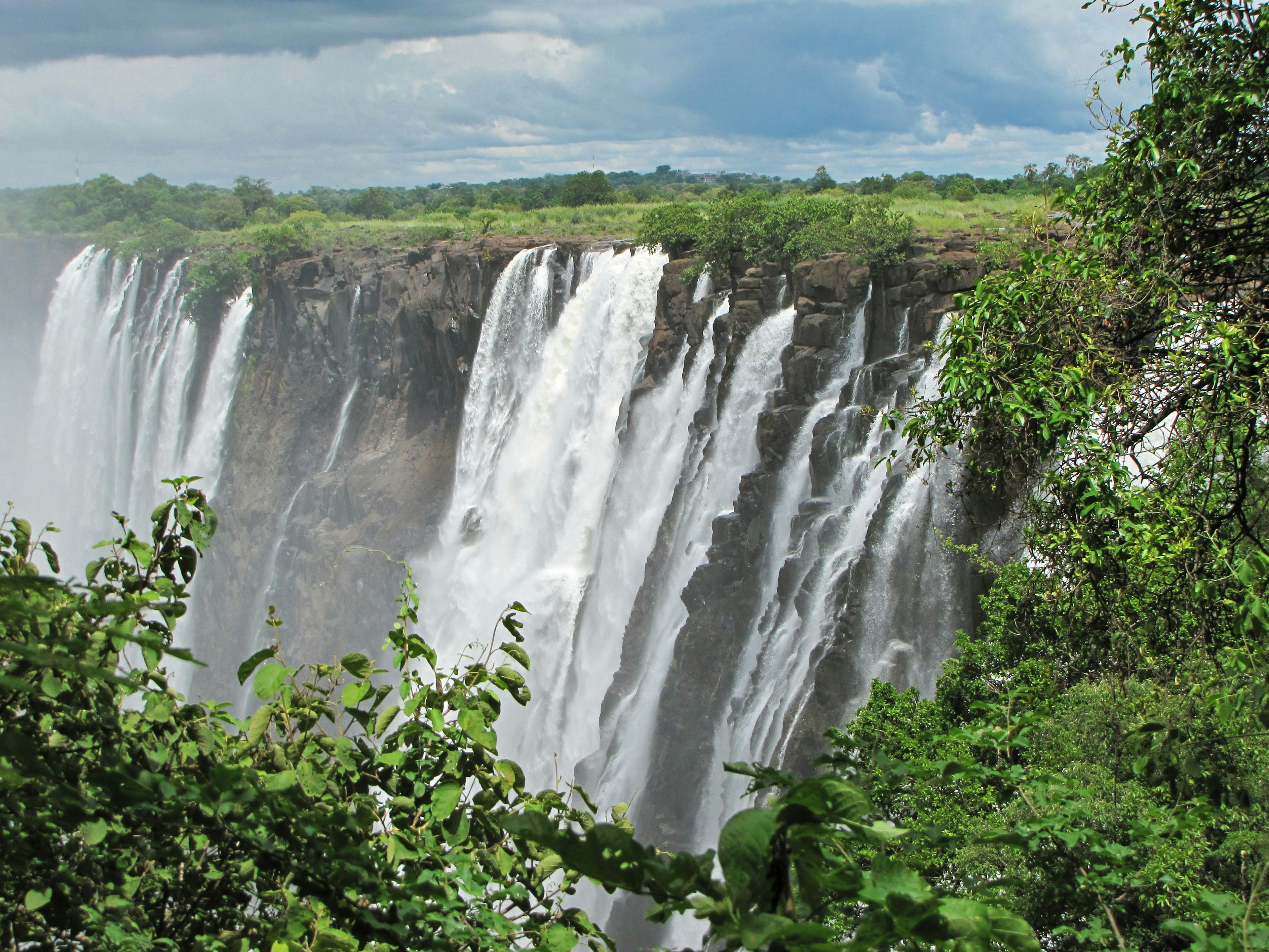 Majestätischer Wasserfall, der in einer üppigen grünen Umgebung fließt