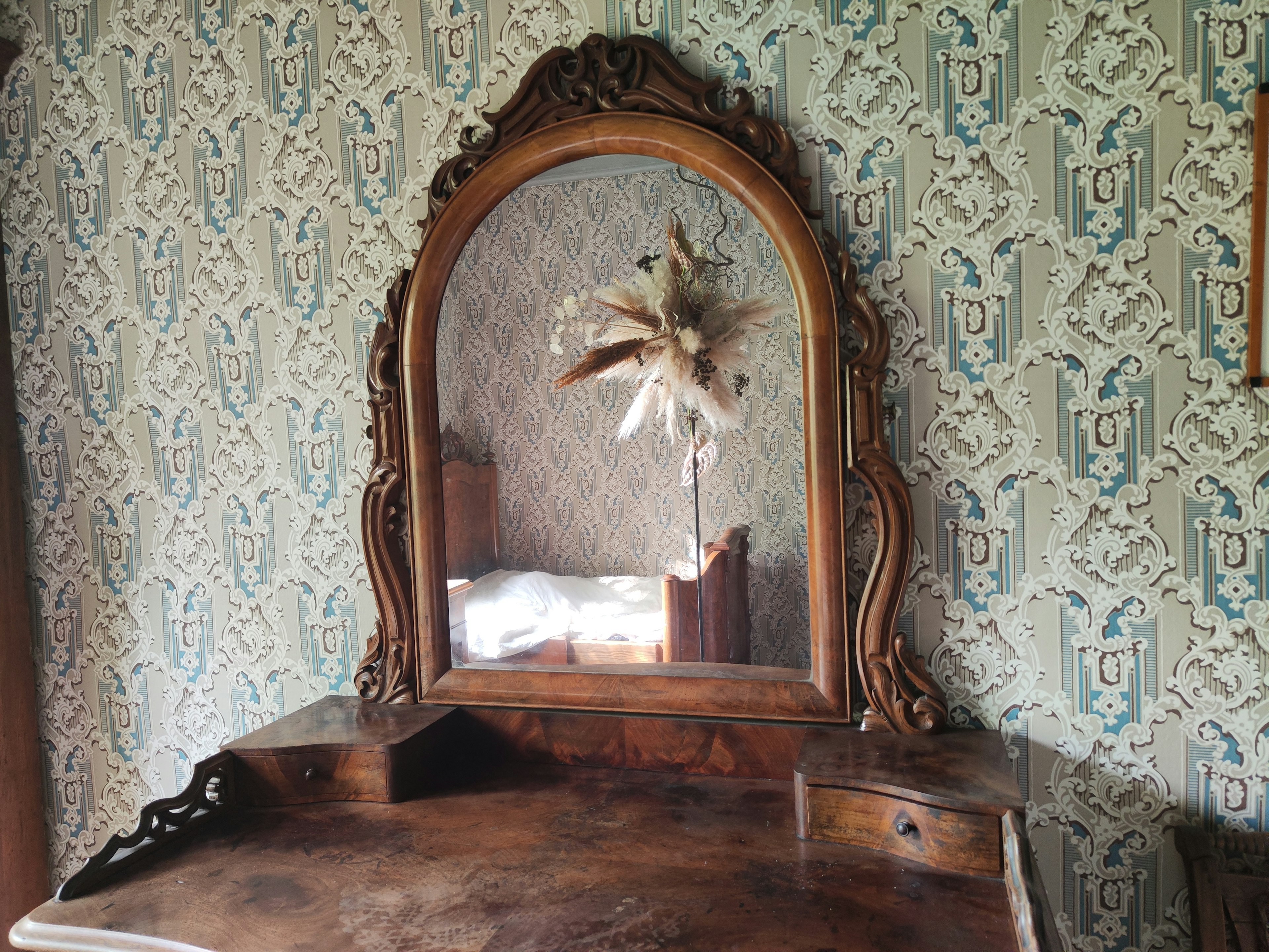 Miroir décoratif avec une table en bois dans un coin de la pièce