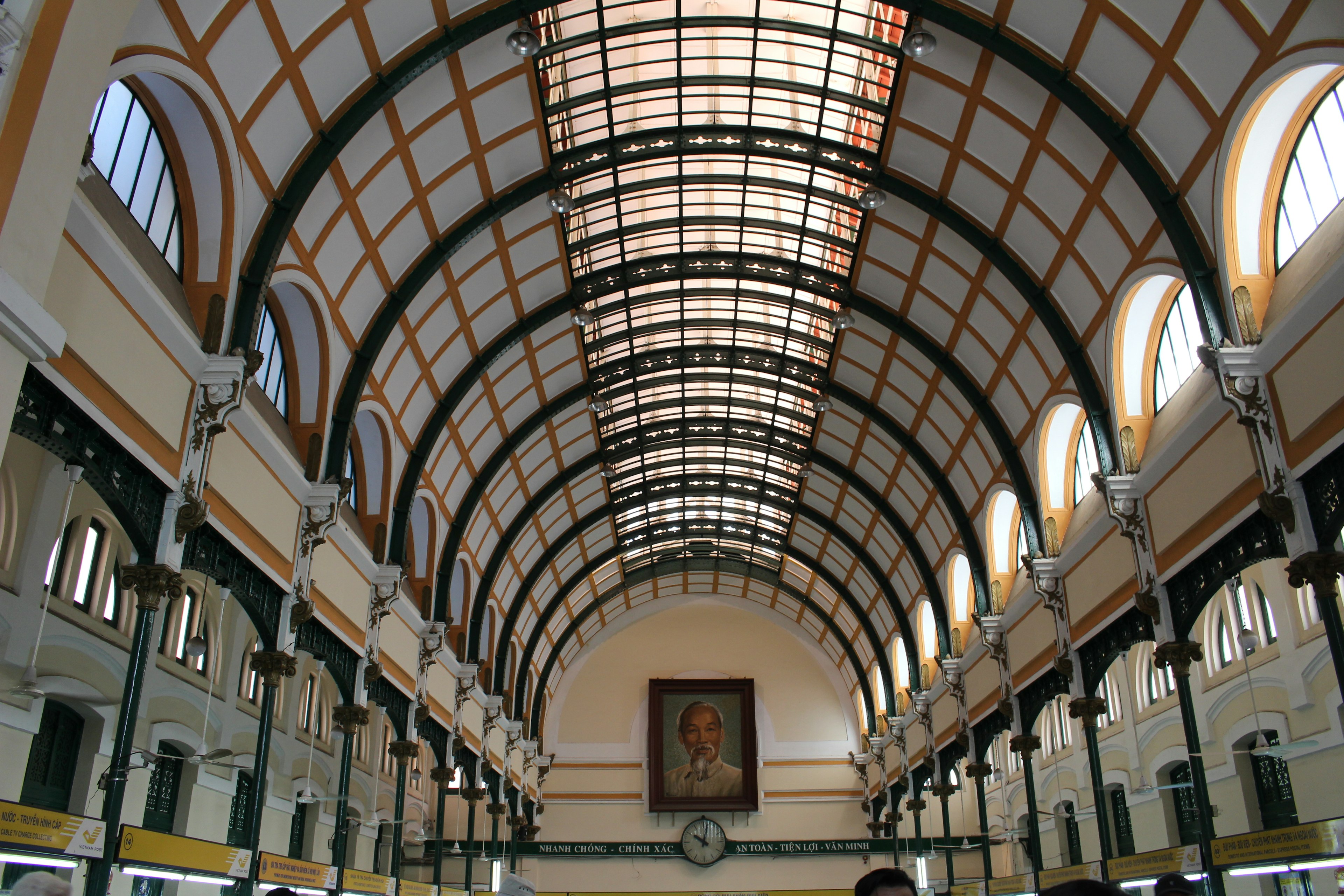 Vista interior de la oficina de correos central de Saigón con hermoso techo arqueado