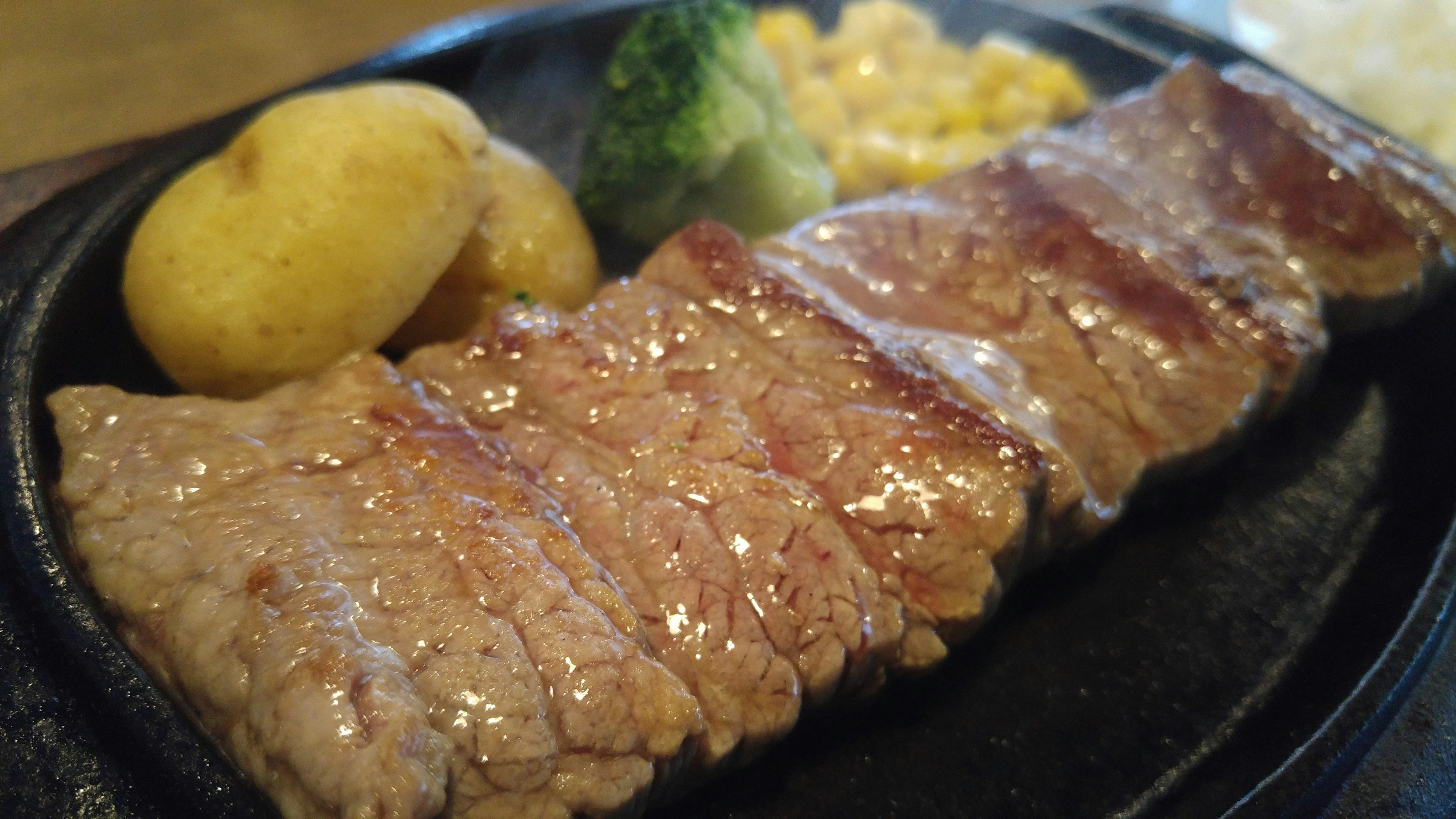 Plato chisporroteante con bistec a la parrilla y verduras de acompañamiento