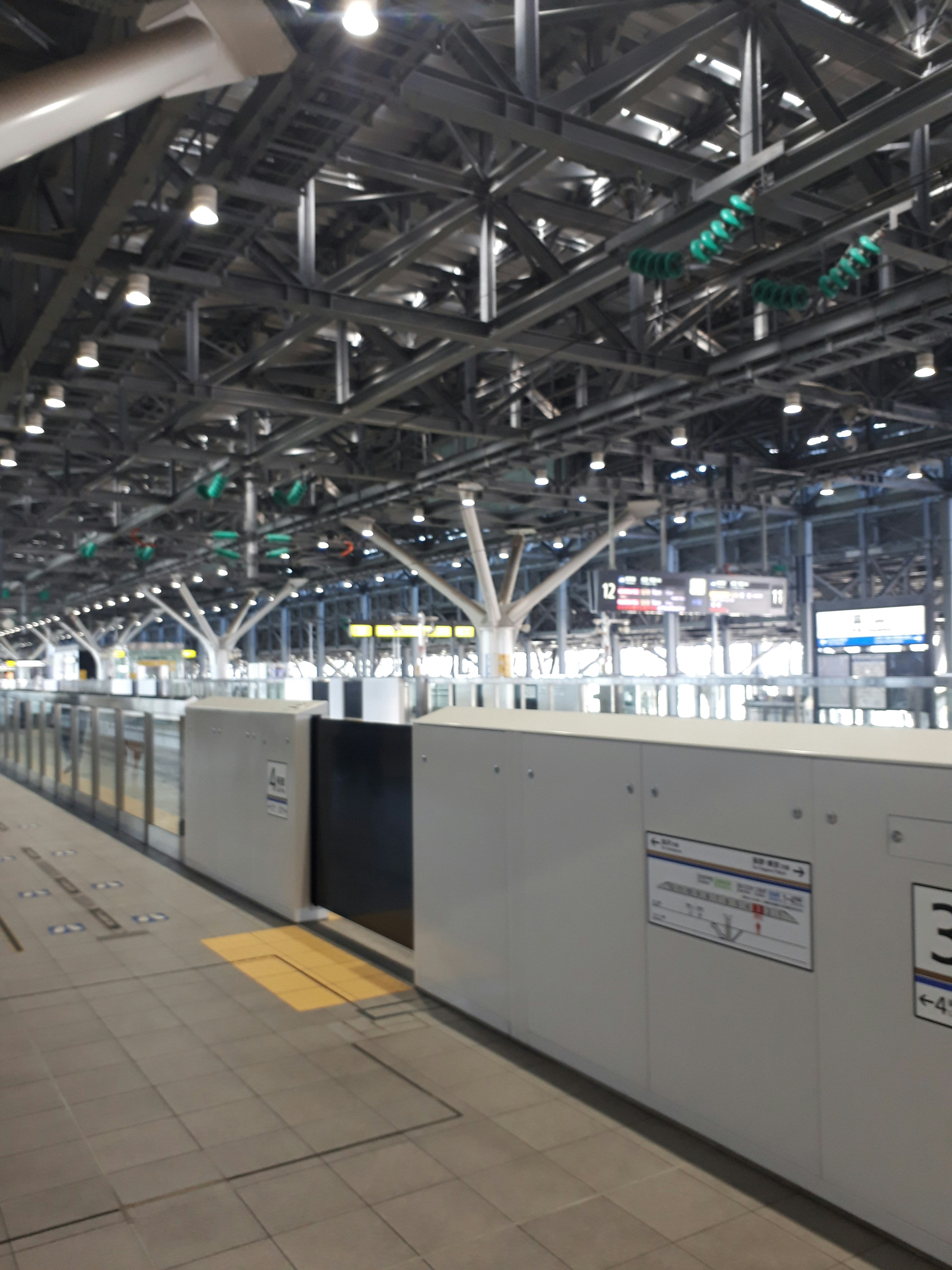 現代的な駅のプラットフォーム内部の風景 明るい照明と広々としたスペース