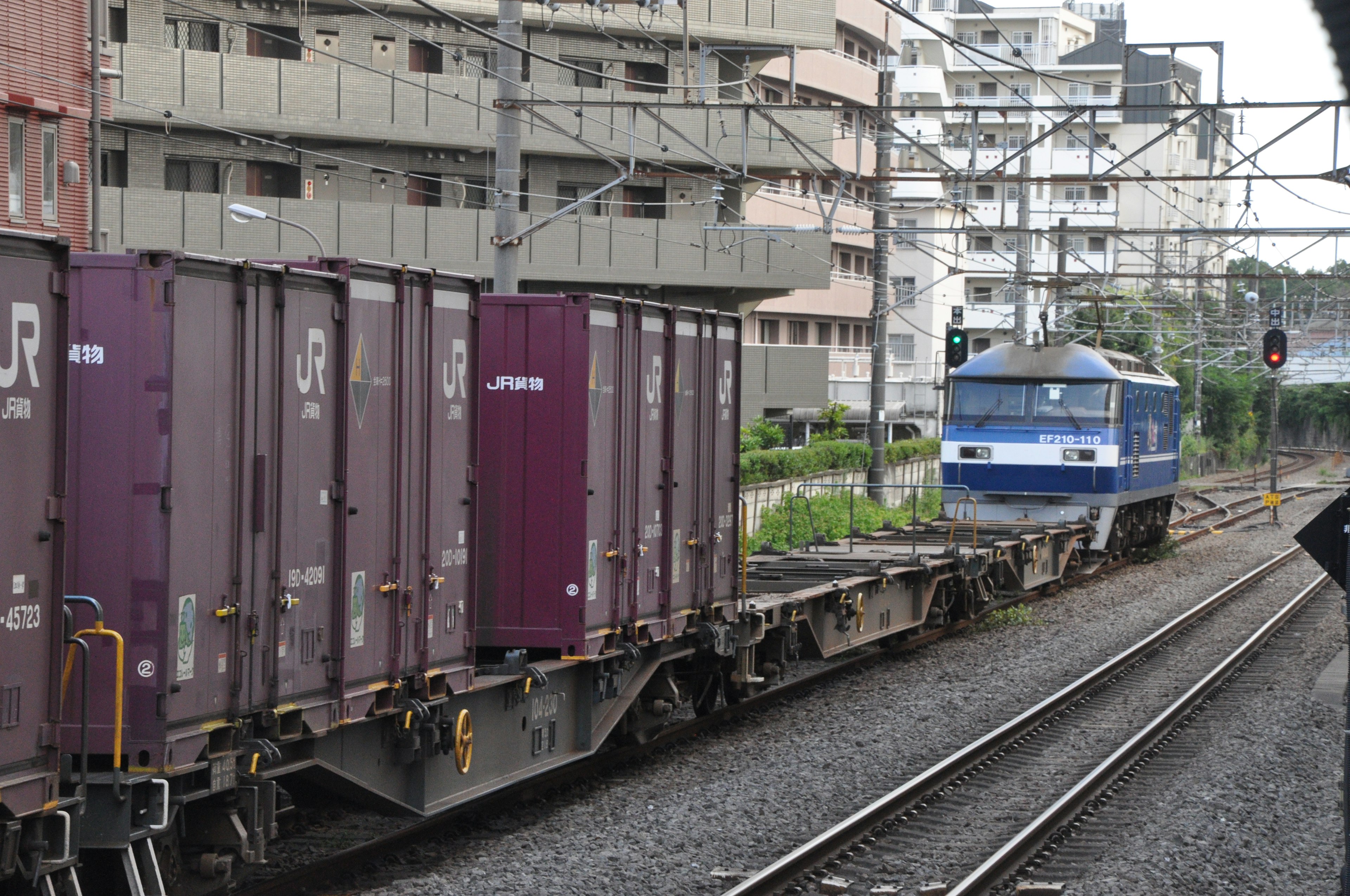 紫色貨運集裝箱和藍色機車的火車