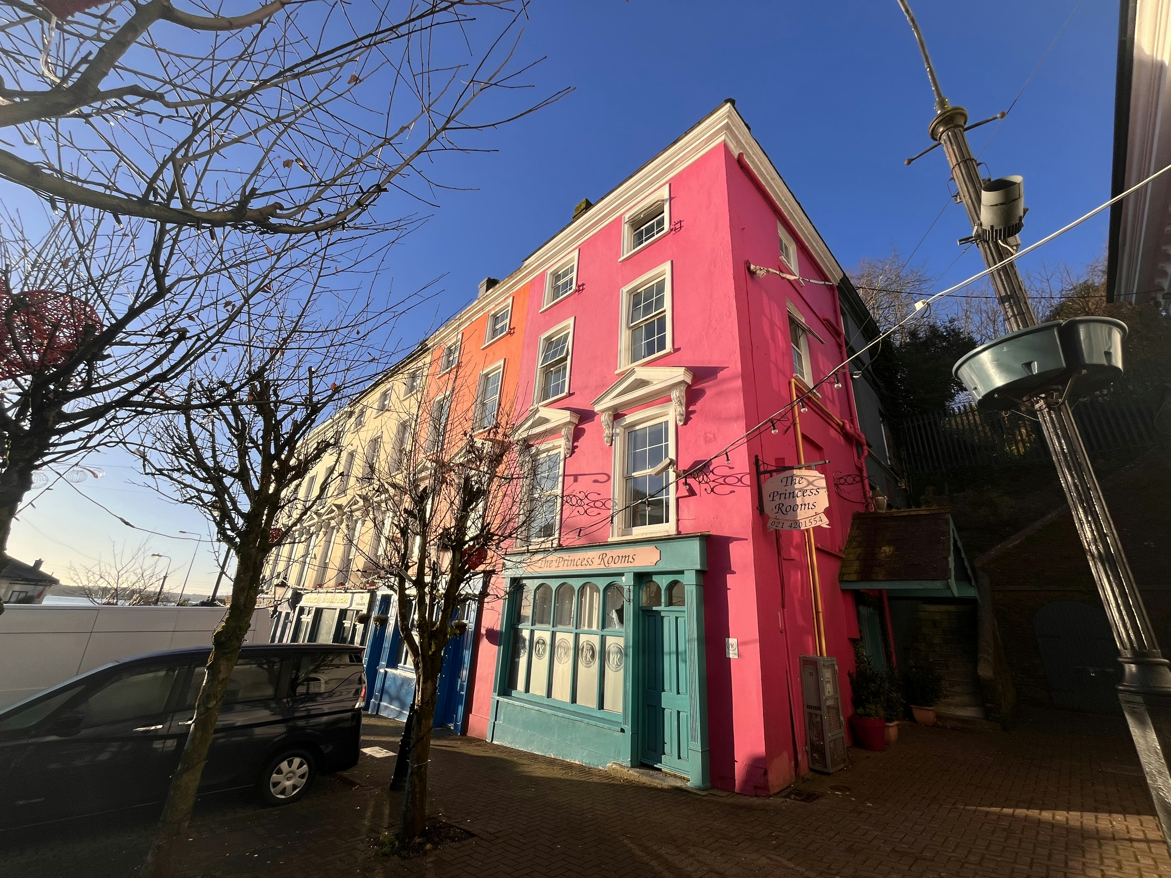 Edificio colorato con facciata rosa e cielo blu