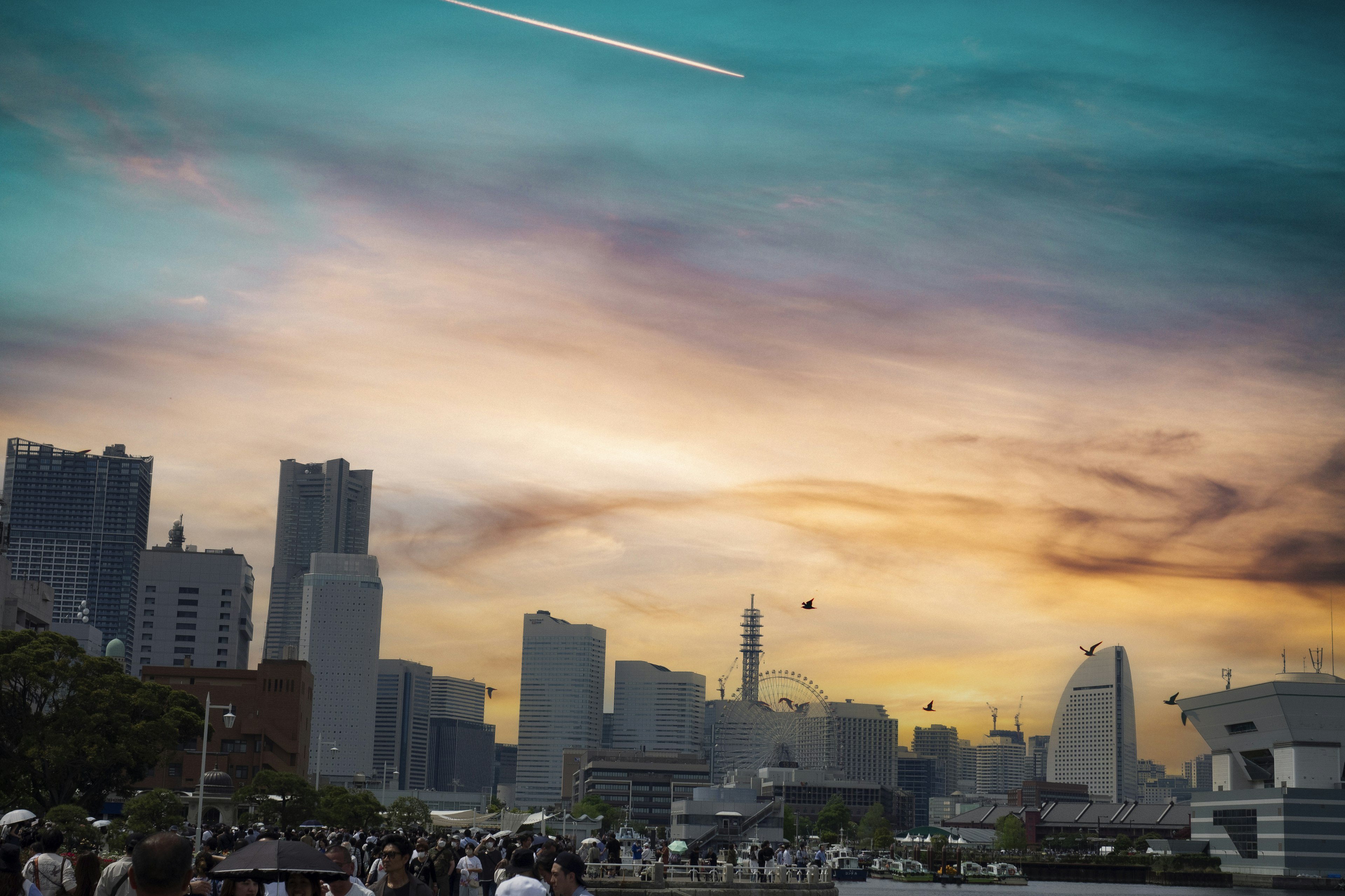 Stadtansicht mit Wolkenkratzern bei Sonnenuntergang und bunten Wolken