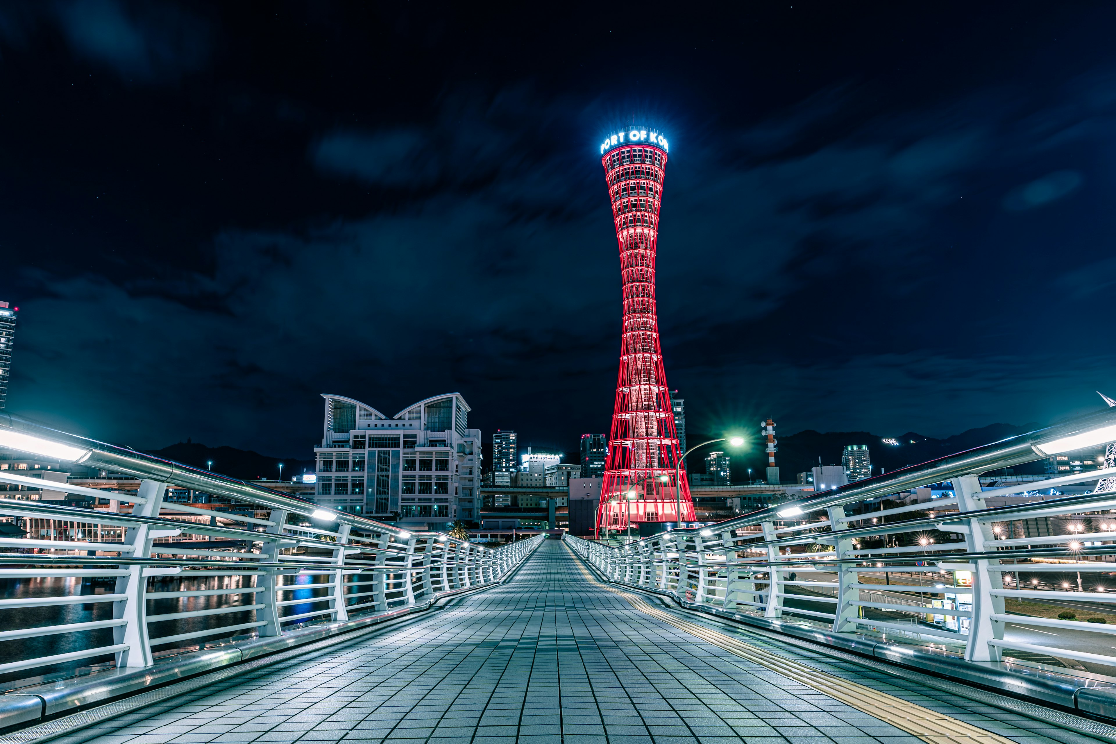 Vista nocturna de la Torre del Puerto de Kobe iluminada desde un puente