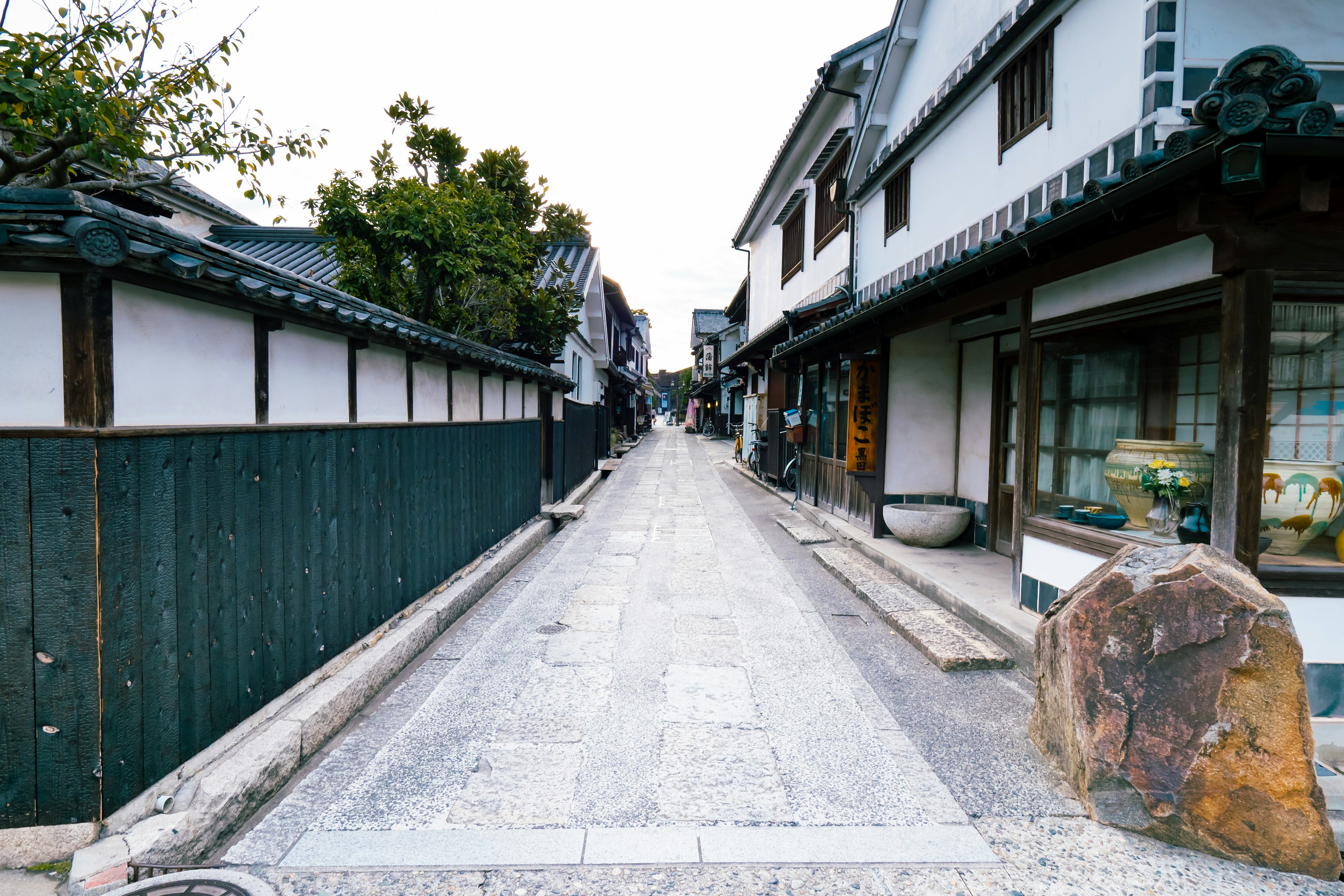 Rue calme bordée de bâtiments japonais traditionnels et de pavé en pierre