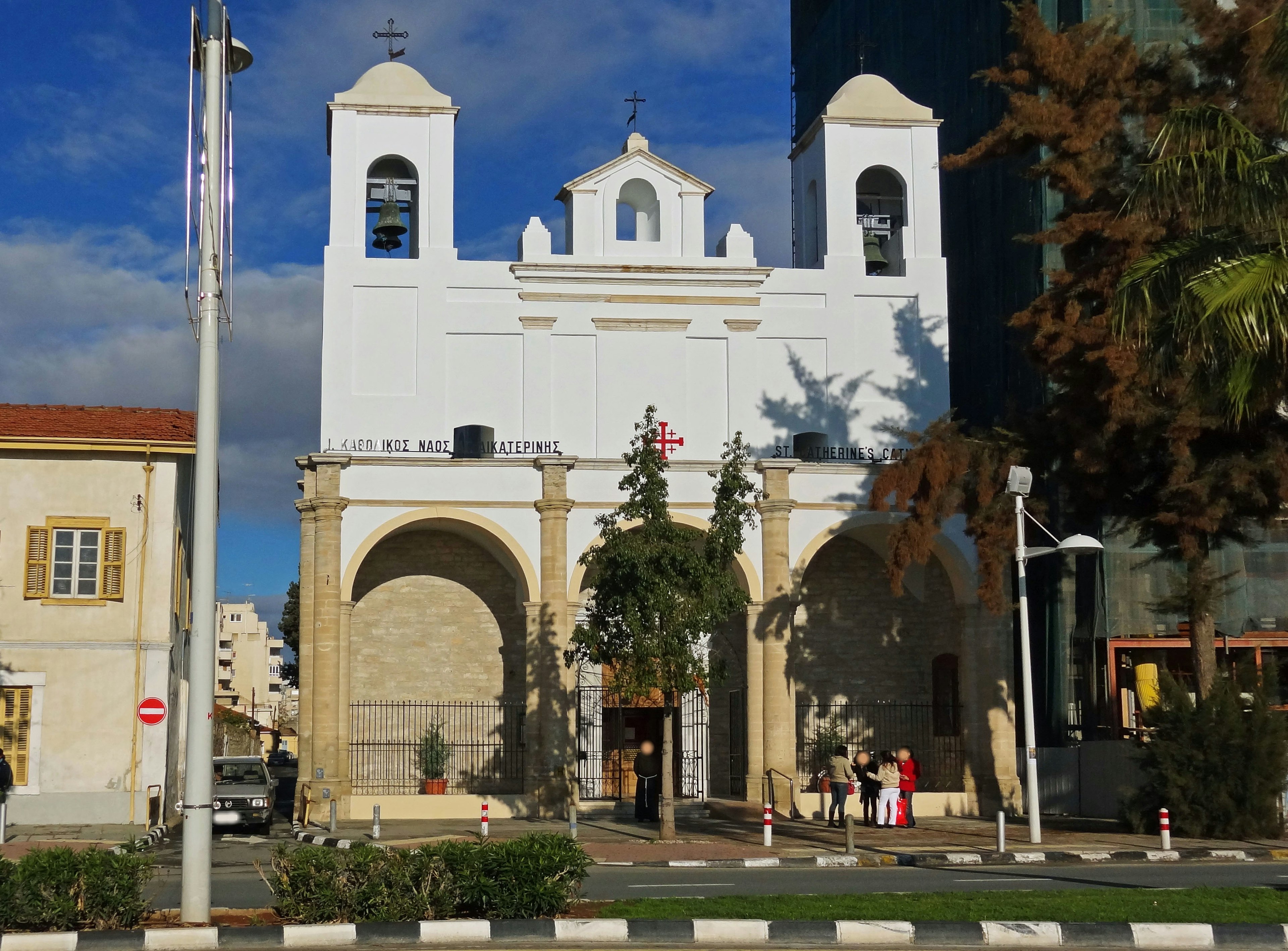 Fachada de iglesia blanca con fondo de cielo azul