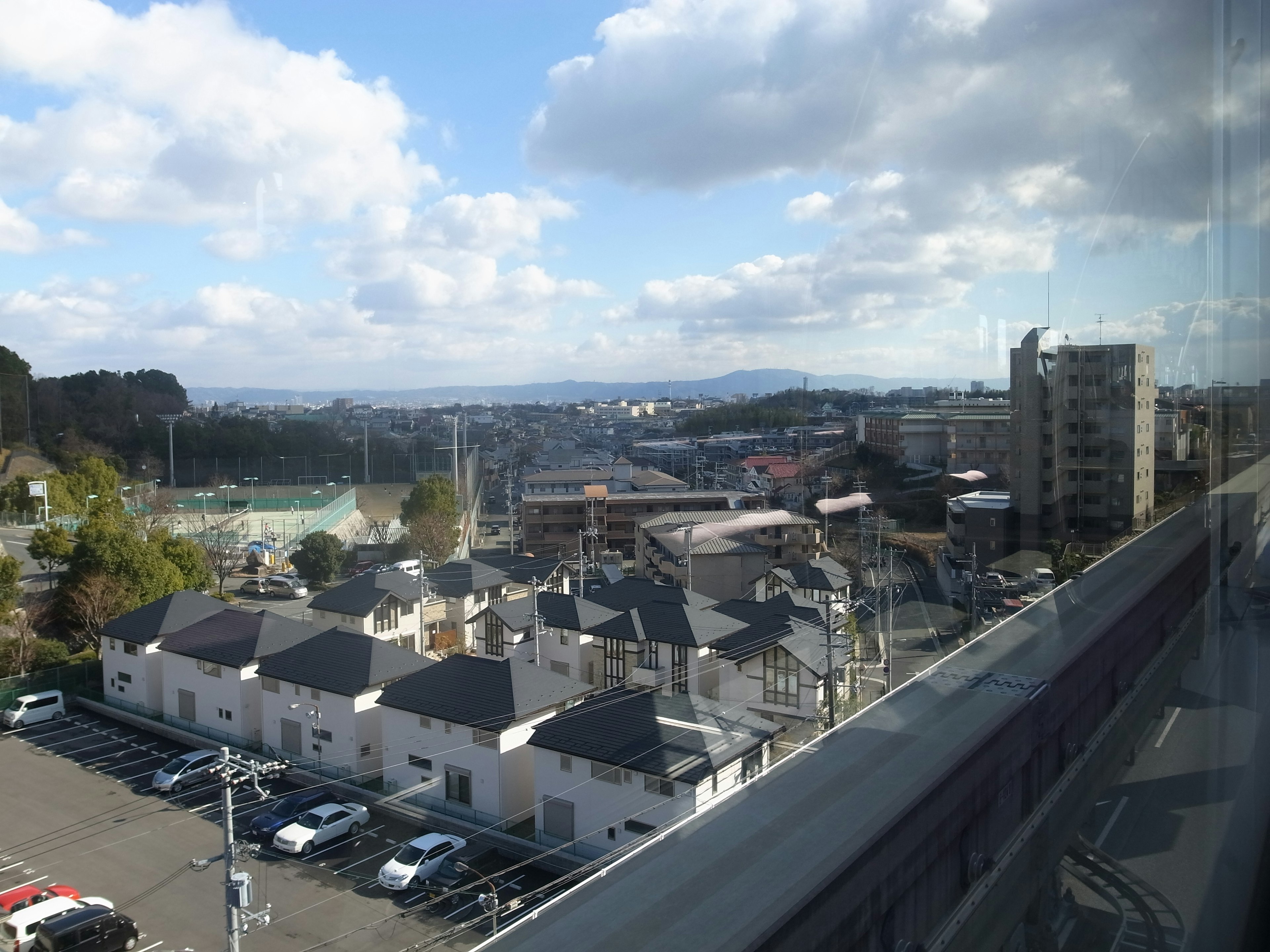 都市の風景と住宅街を含む広い空