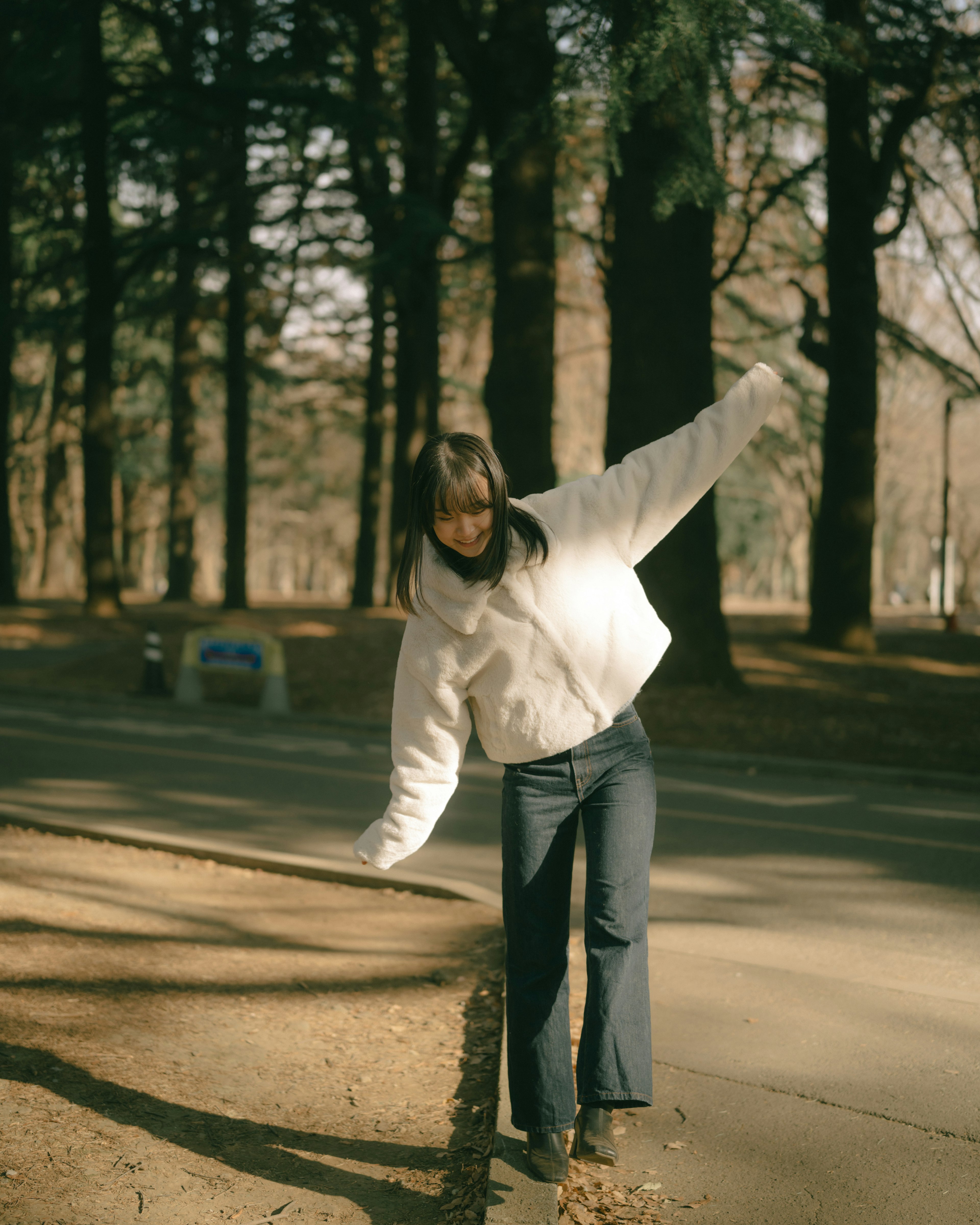 森の中で踊っている女性の写真