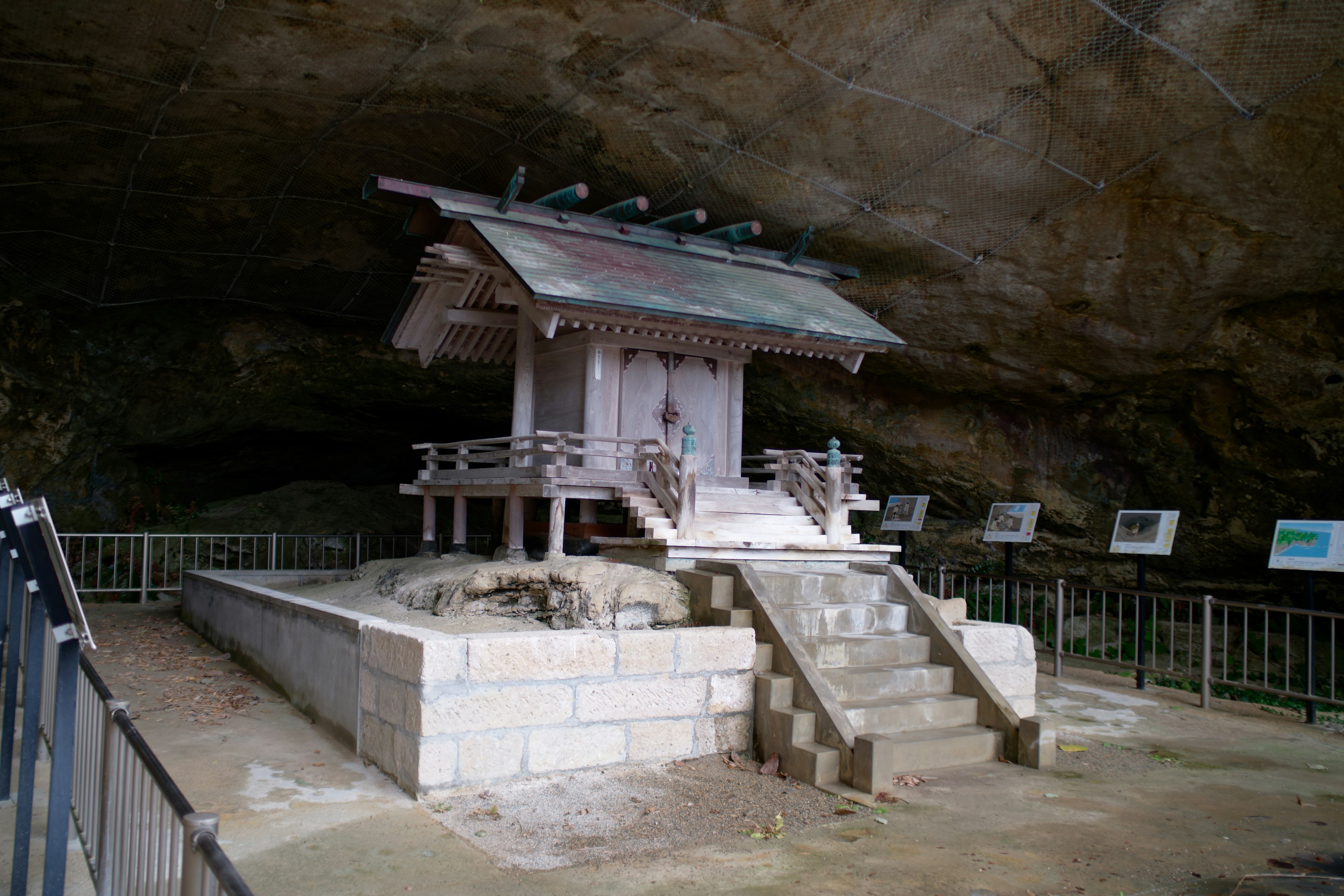 洞窟内にある神社のような構造物と階段