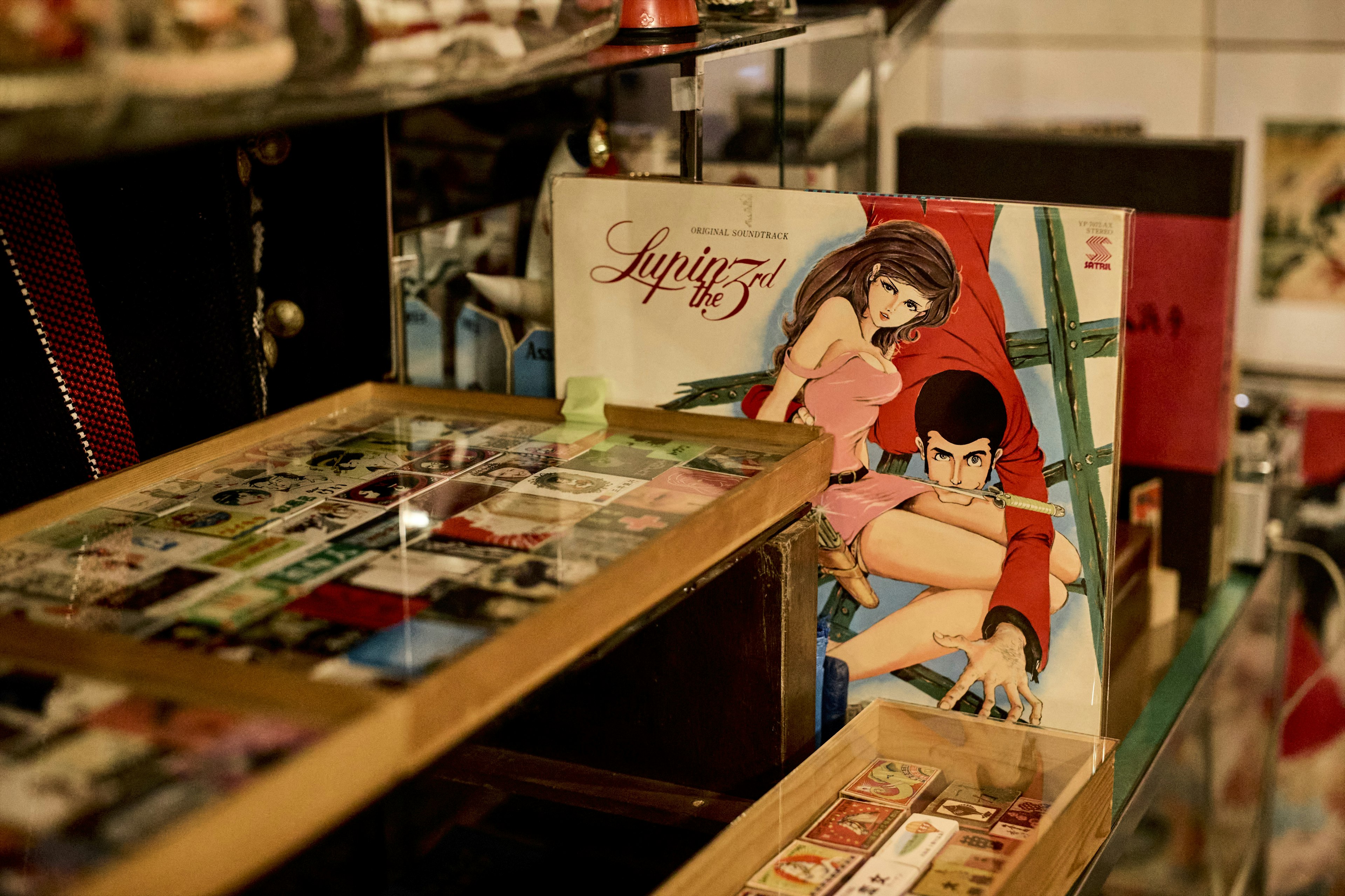 Interior de una tienda que muestra discos vintage y objetos de colección