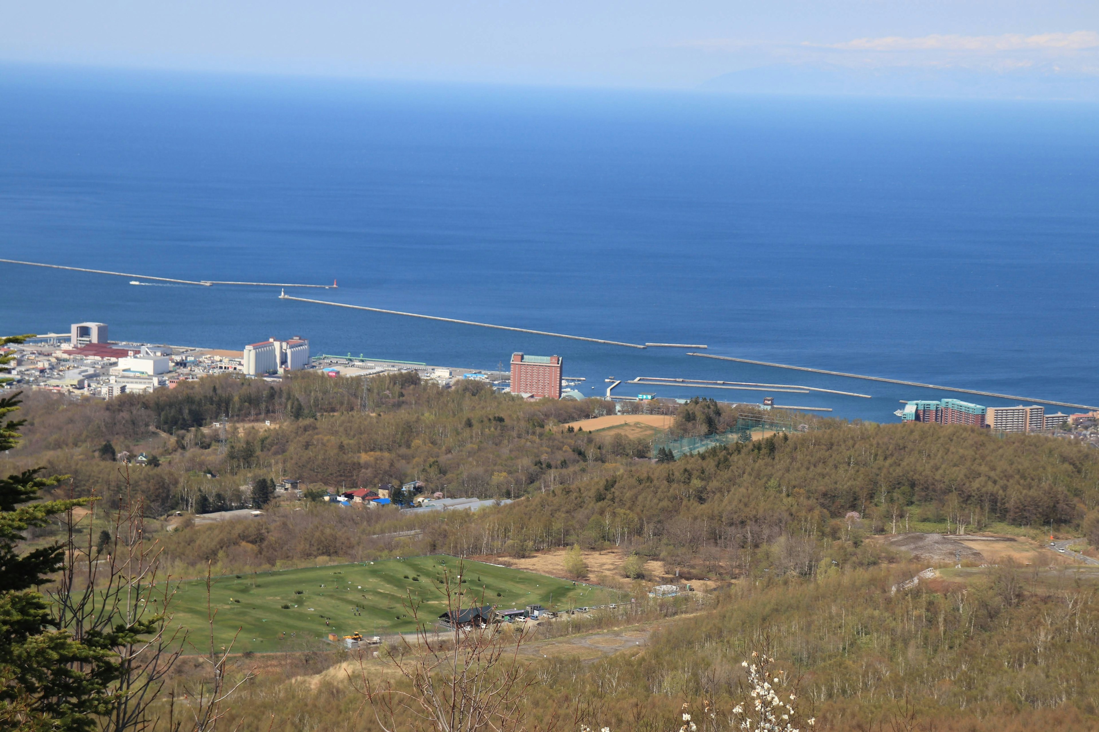 Vista dell'oceano e delle colline con edifici moderni