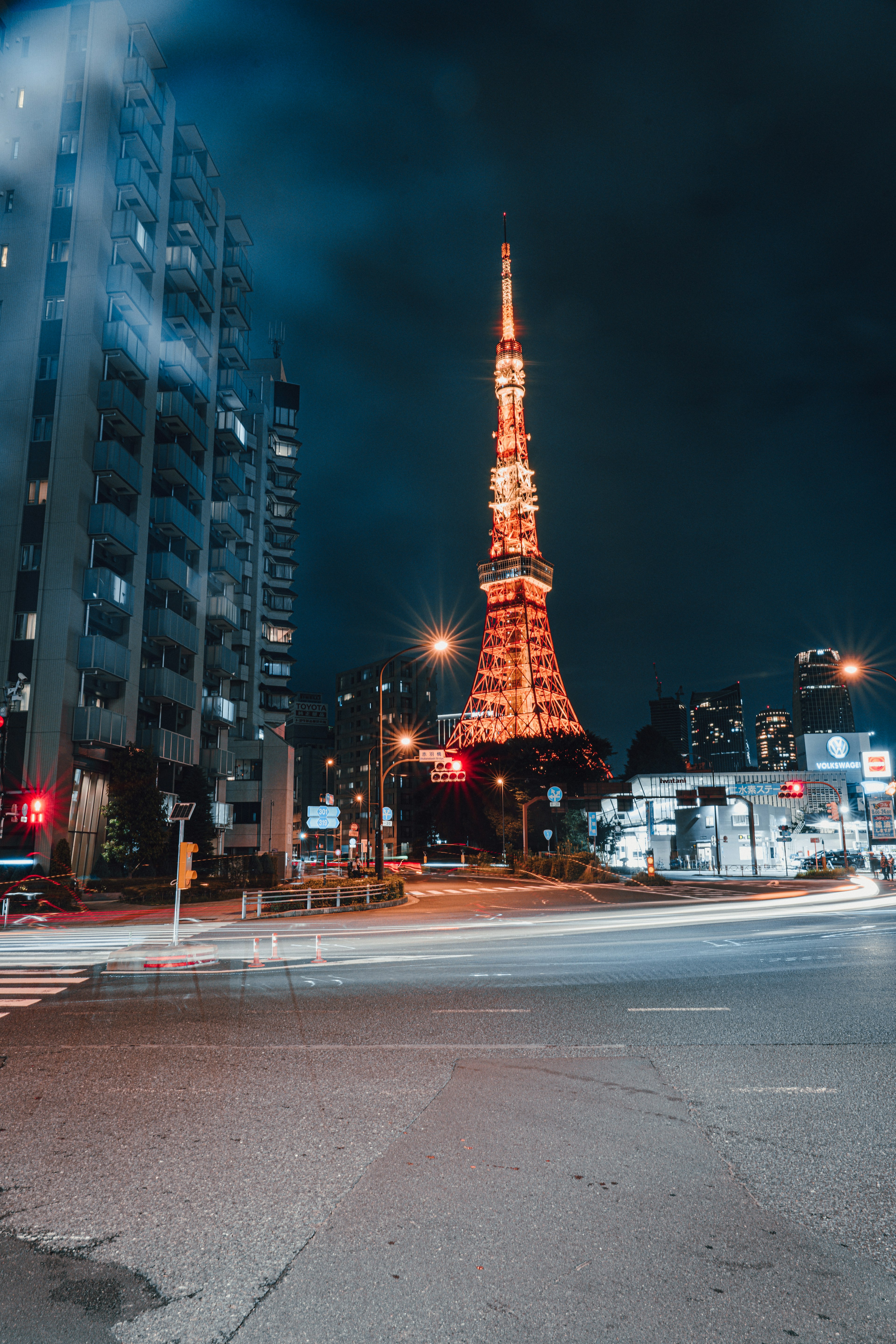 Tour de Tokyo éclairée la nuit avec des bâtiments environnants