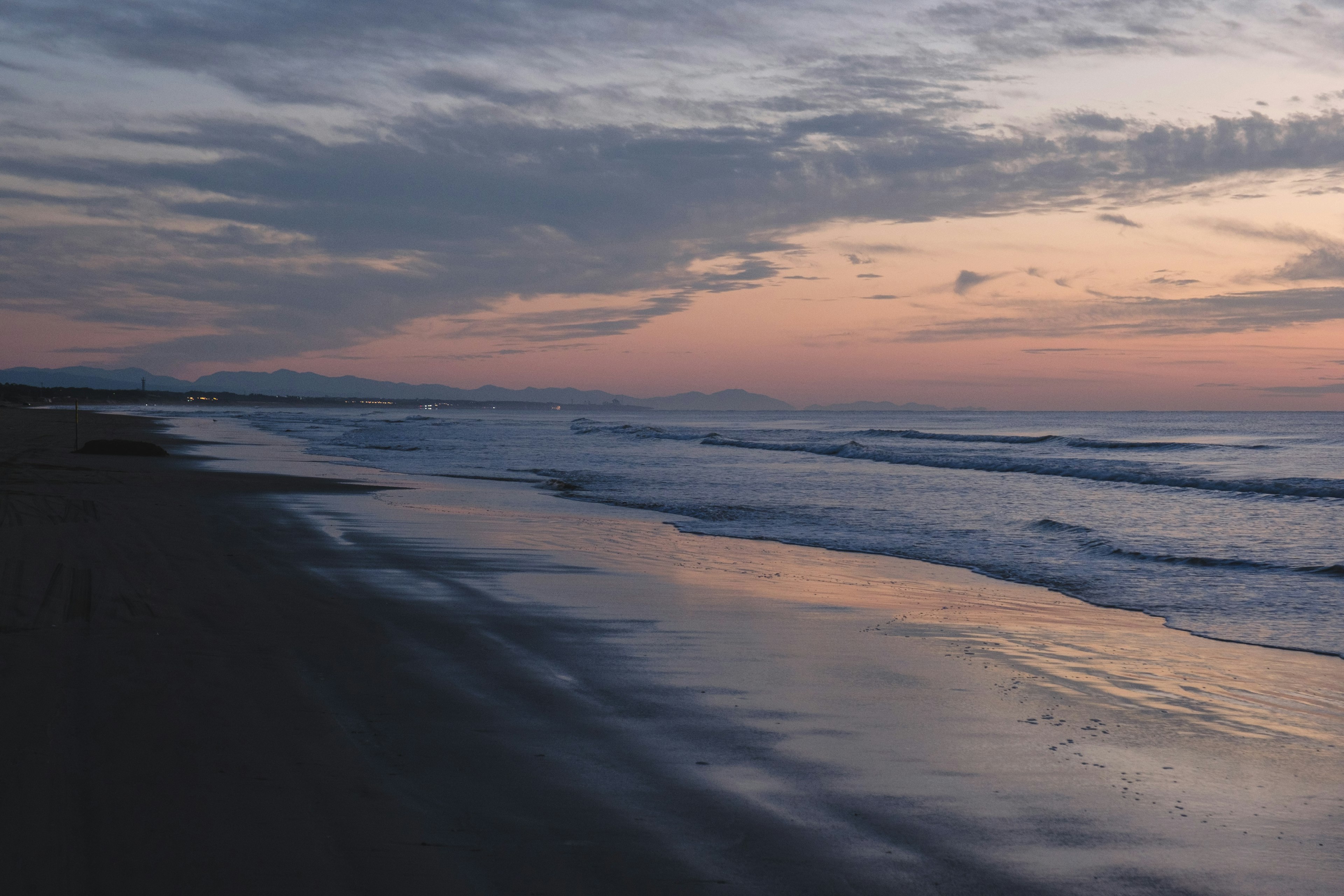 Plage sereine au coucher de soleil avec des vagues douces