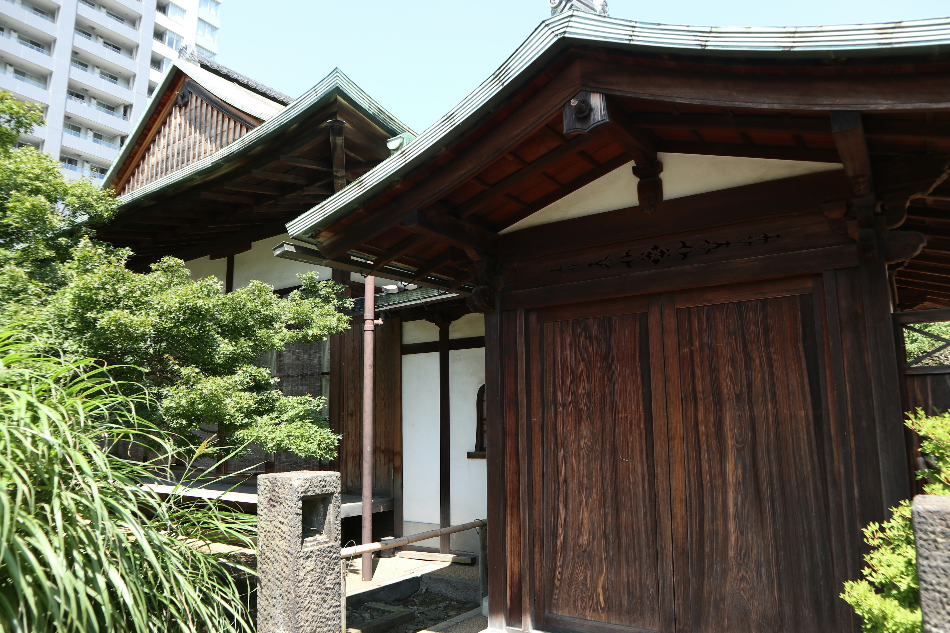 Maison japonaise traditionnelle avec façade en bois et toit