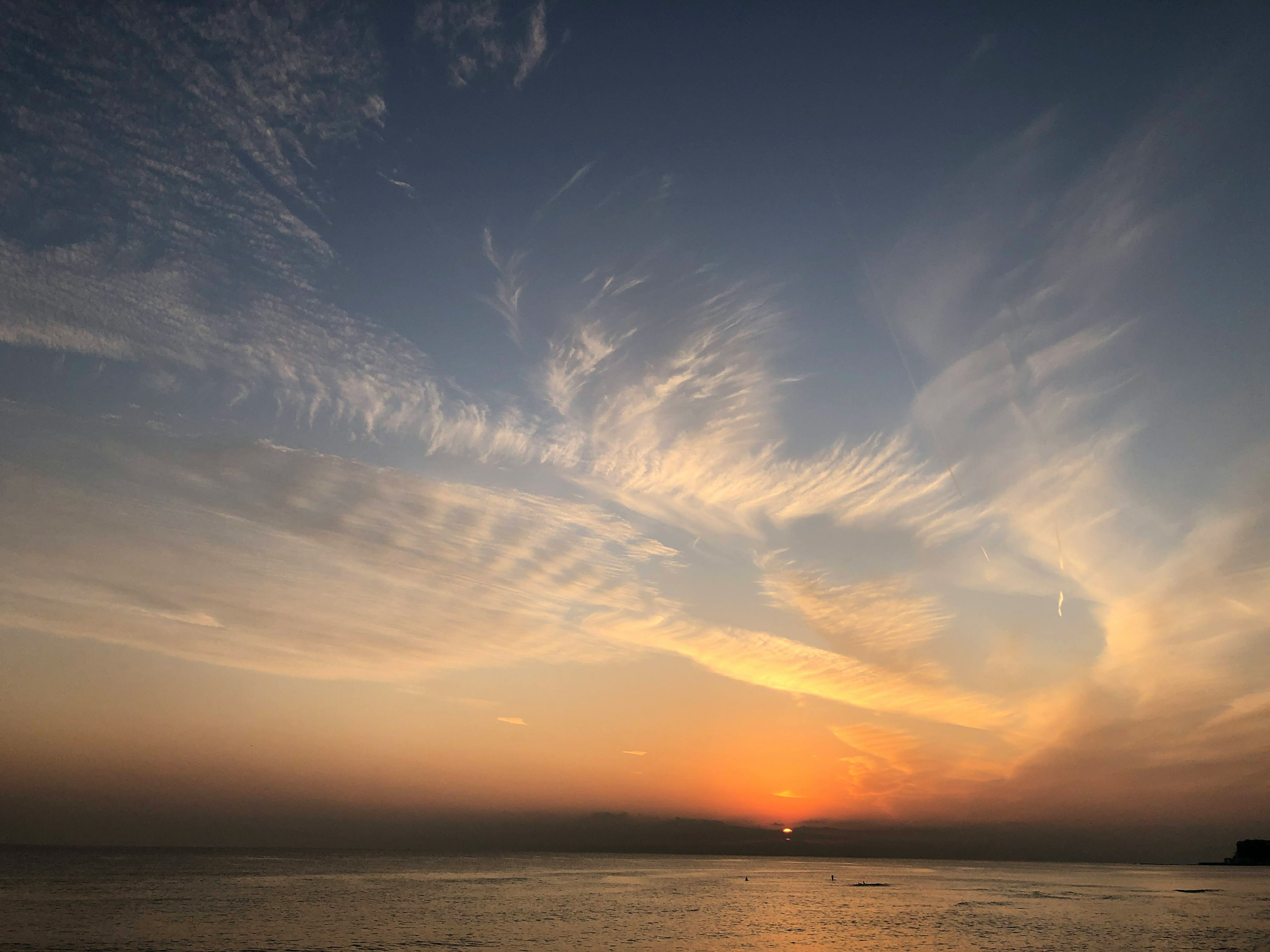 Schöner Sonnenuntergangshimmel mit ruhiger Meereslandschaft