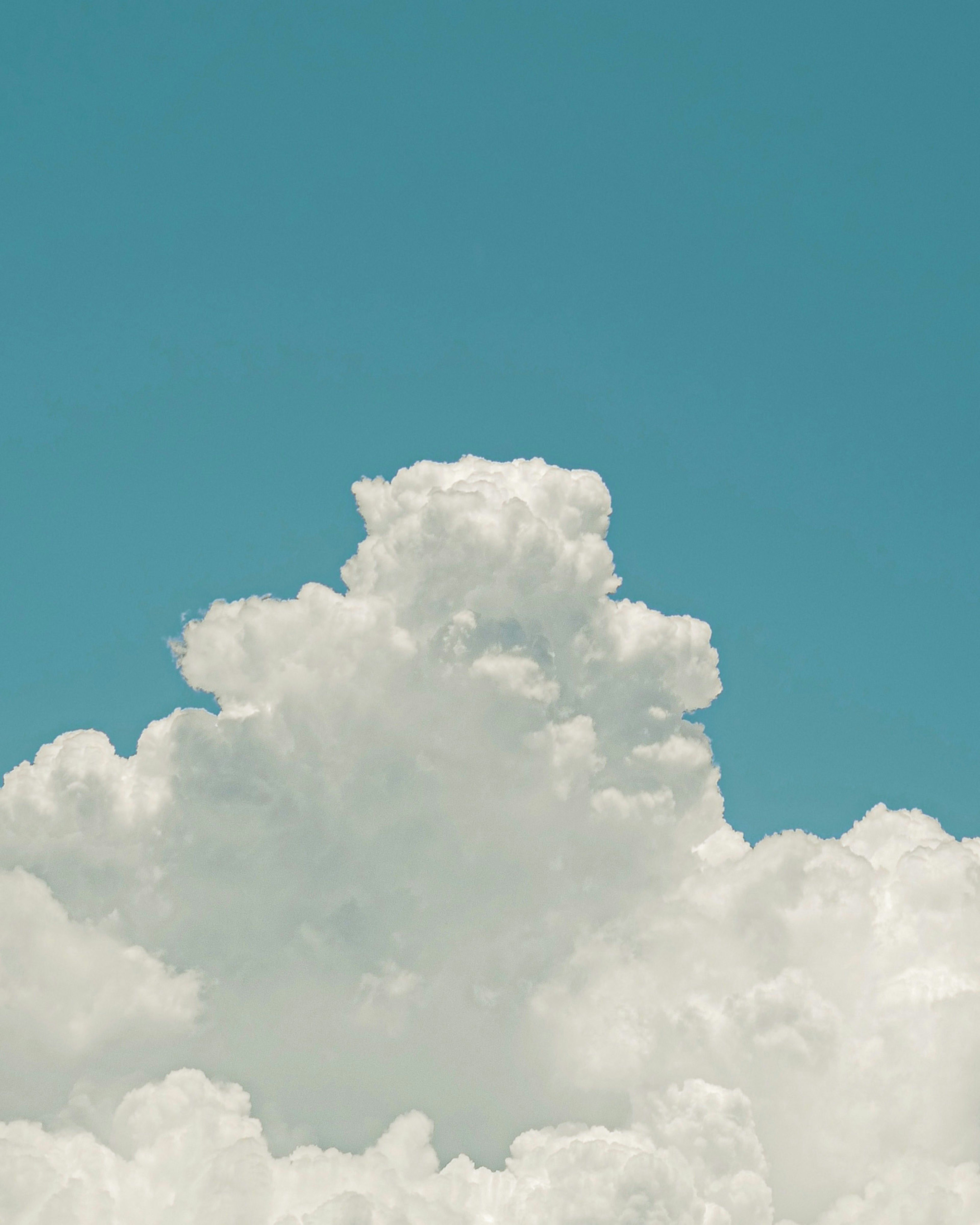 Beau contraste entre le ciel bleu et les nuages blancs