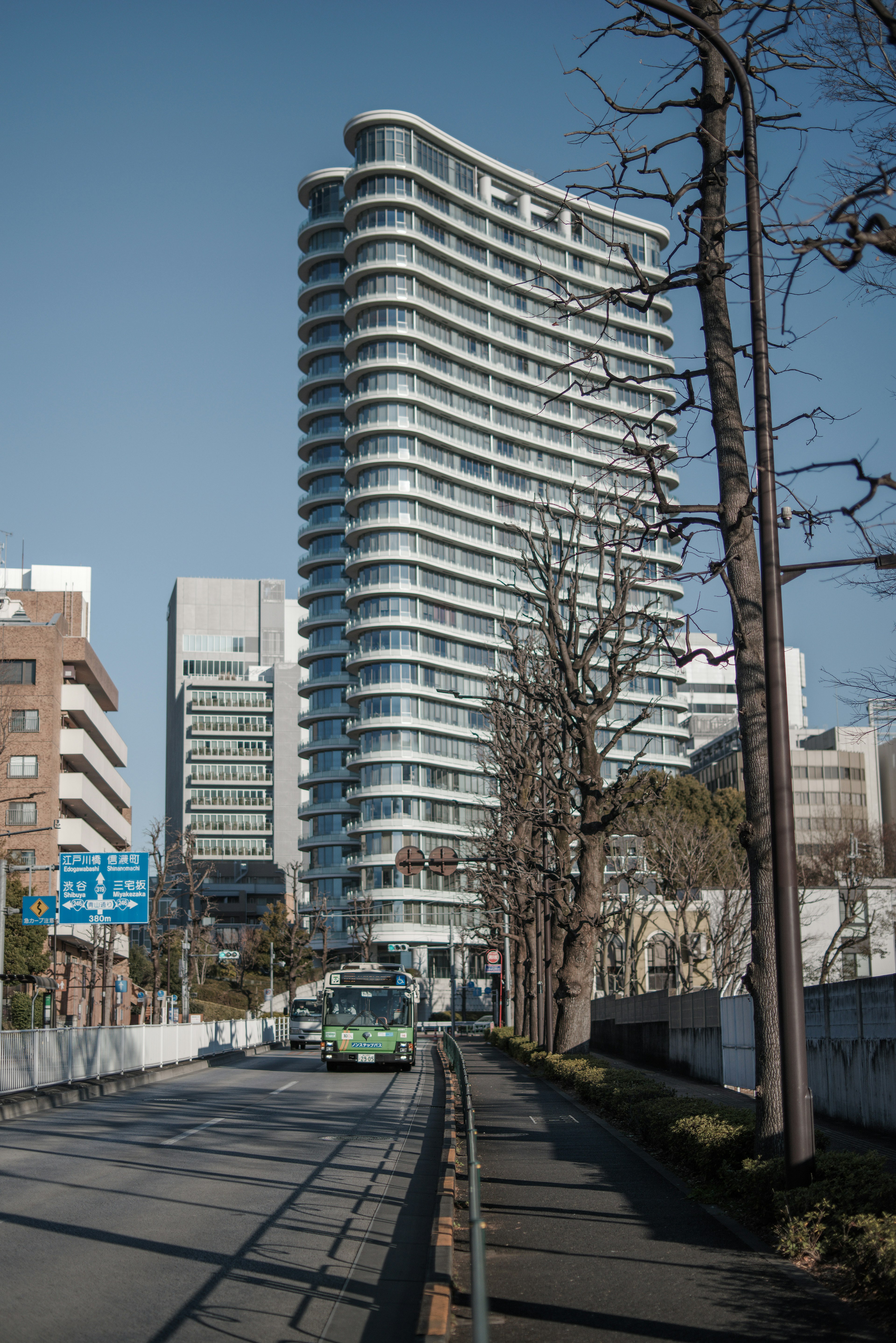 Edificio moderno con paesaggio urbano