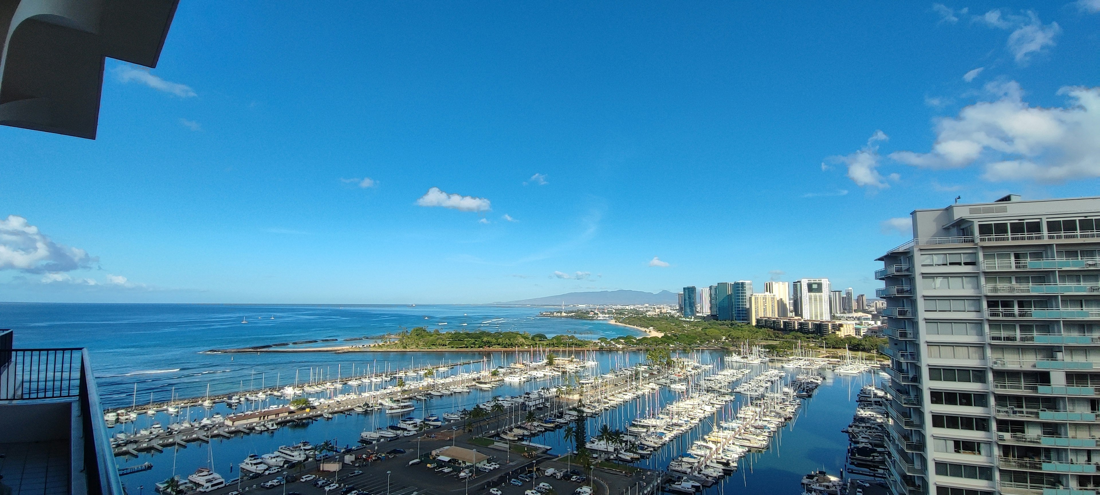 Panoramablick auf den Ozean und den Hafen von Hawaii mit Hochhäusern und blauem Himmel