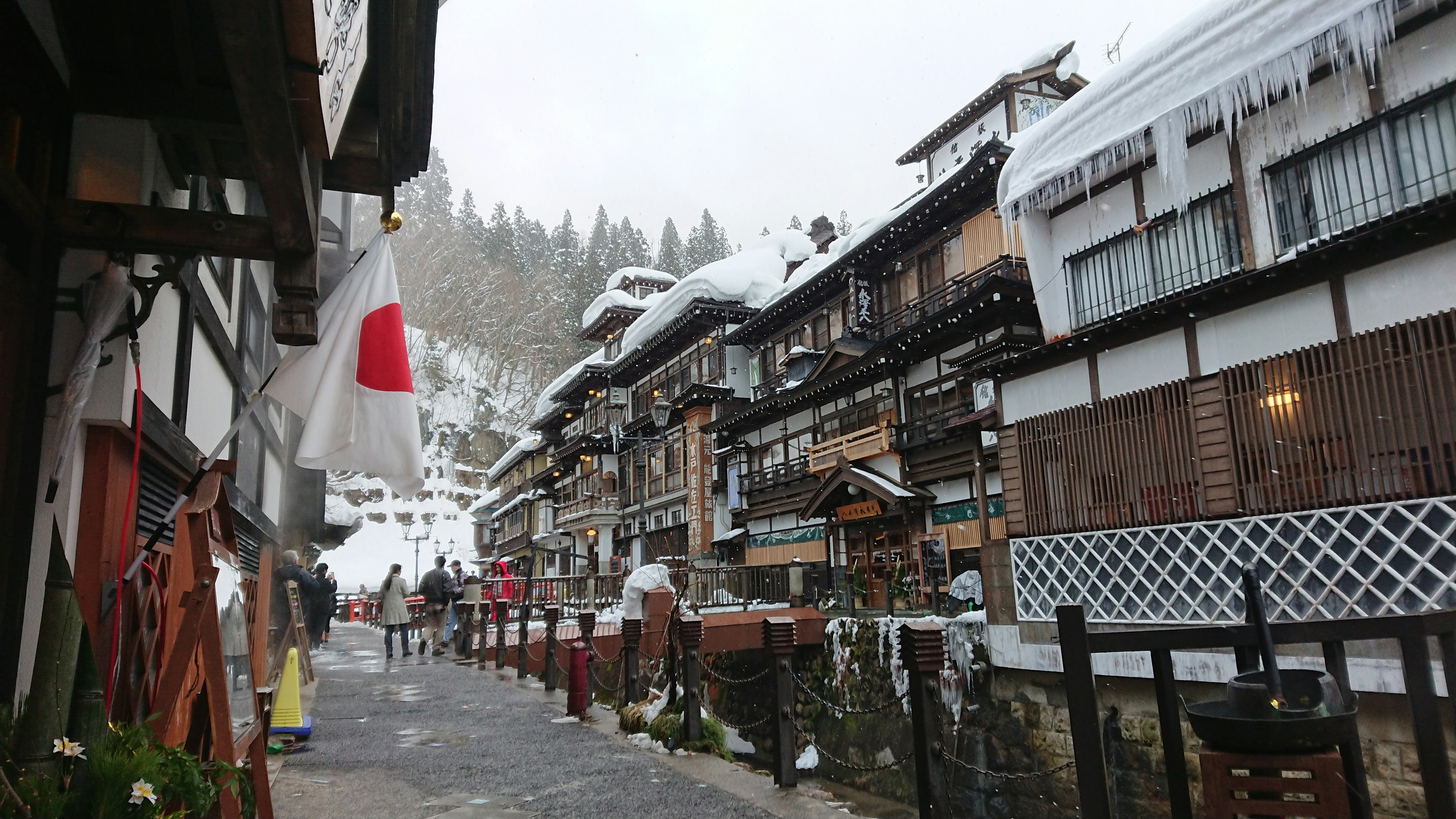 Escena de una ciudad termal japonesa tradicional cubierta de nieve