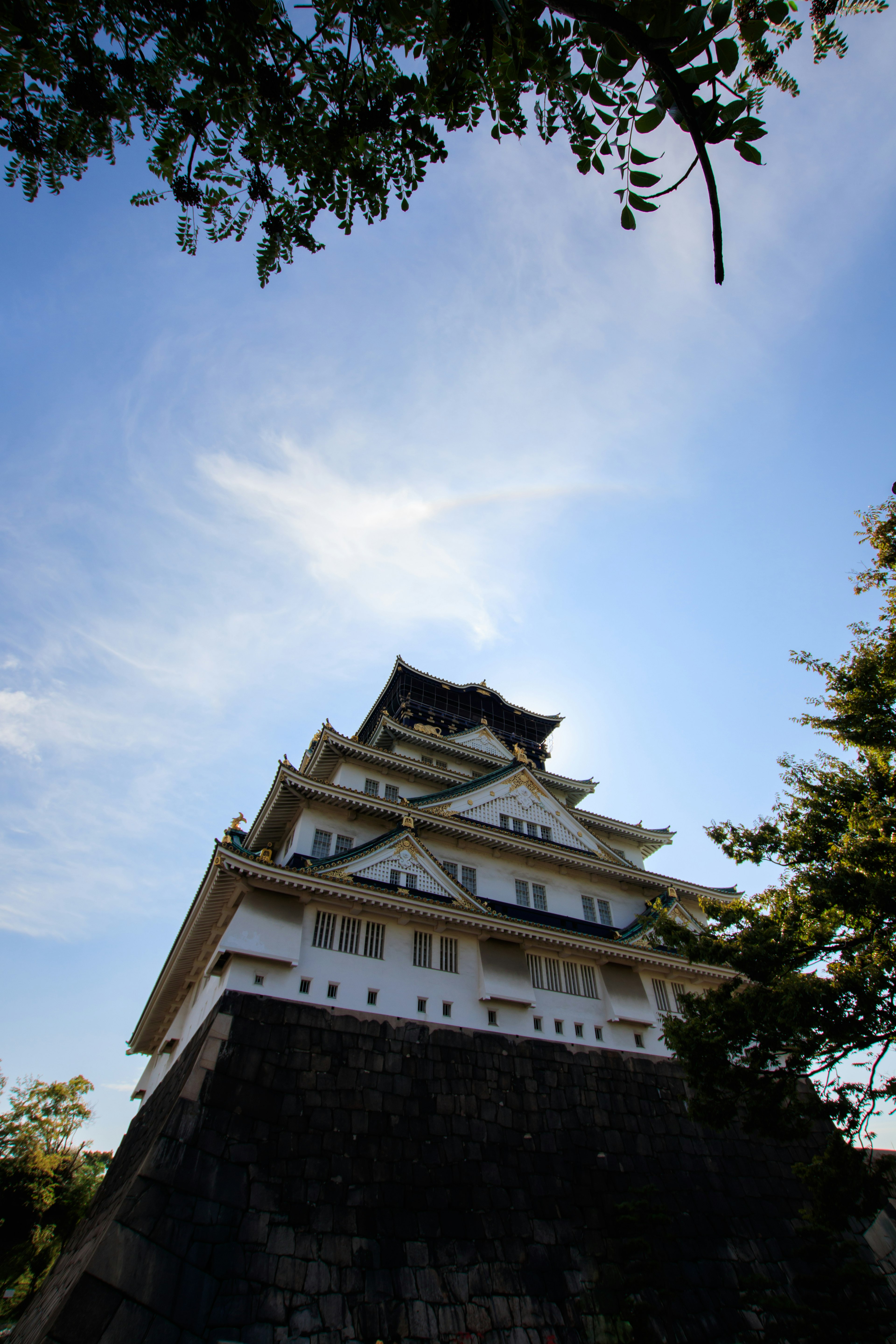 Eine schöne Struktur eines japanischen Schlosses, das unter einem blauen Himmel ragt