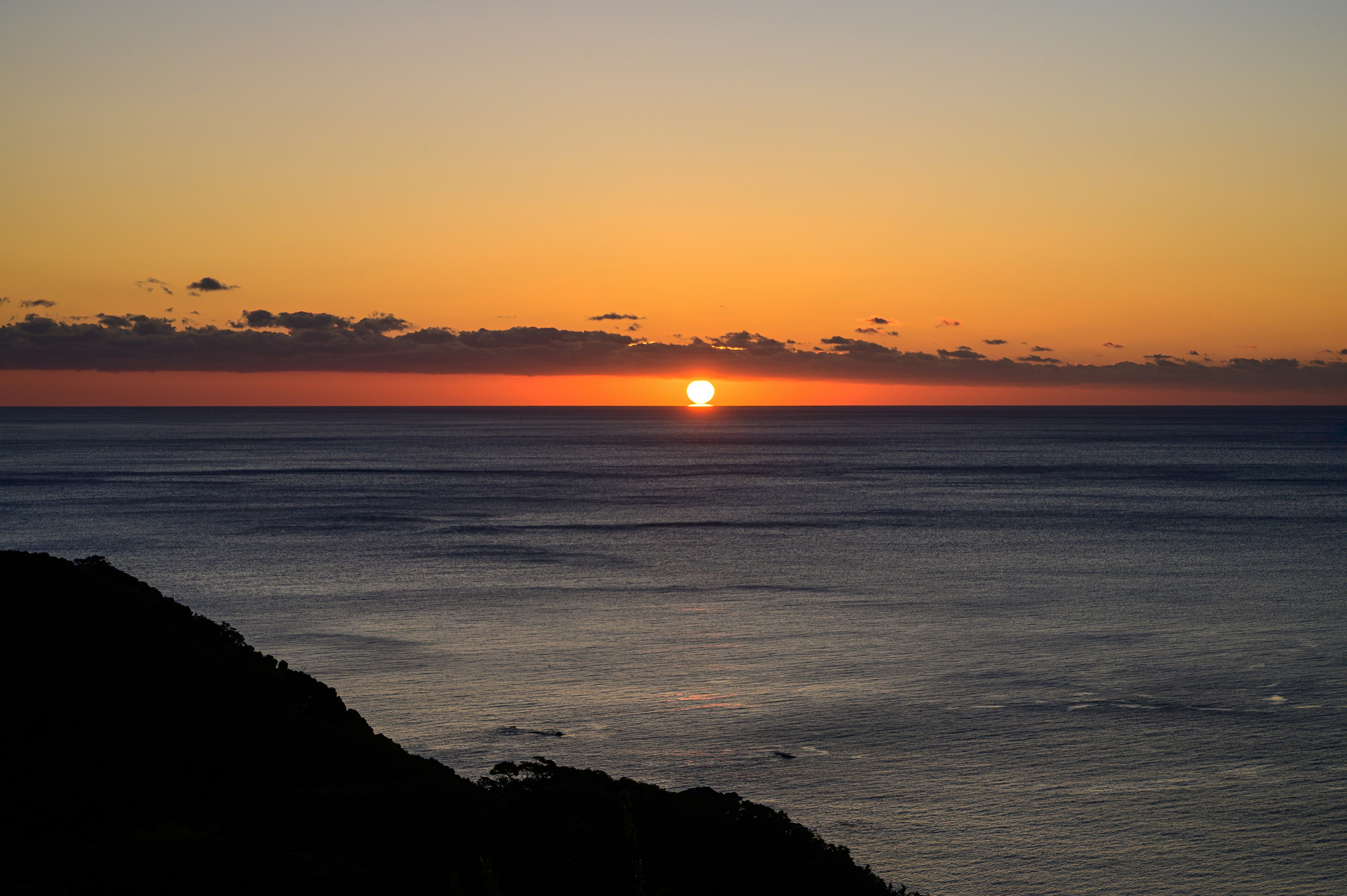 Wunderschöner Sonnenuntergang über dem Ozean mit lebhaften Farben