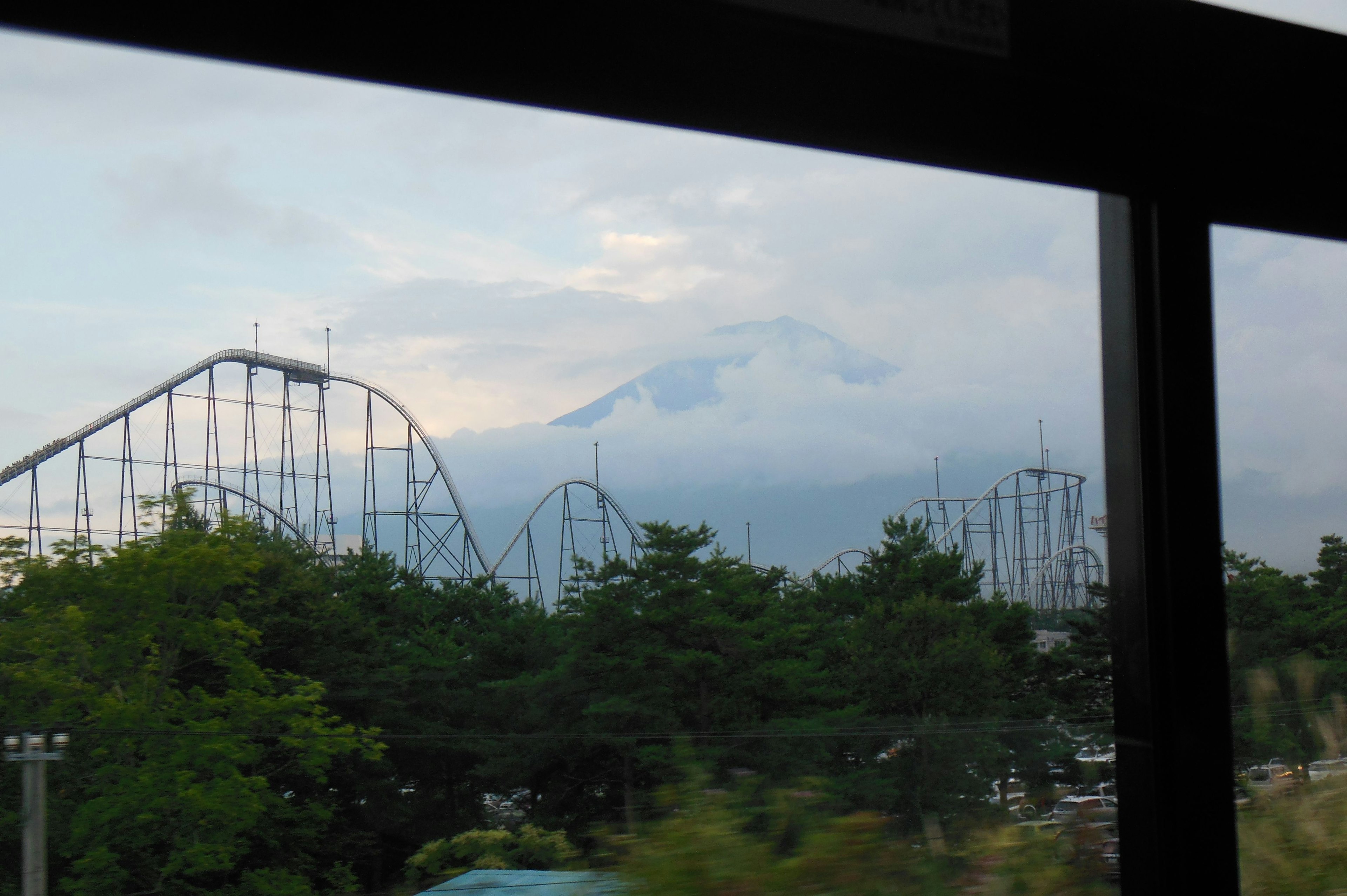 背景中有雲霧繚繞的山和雲霧的過山車的景觀