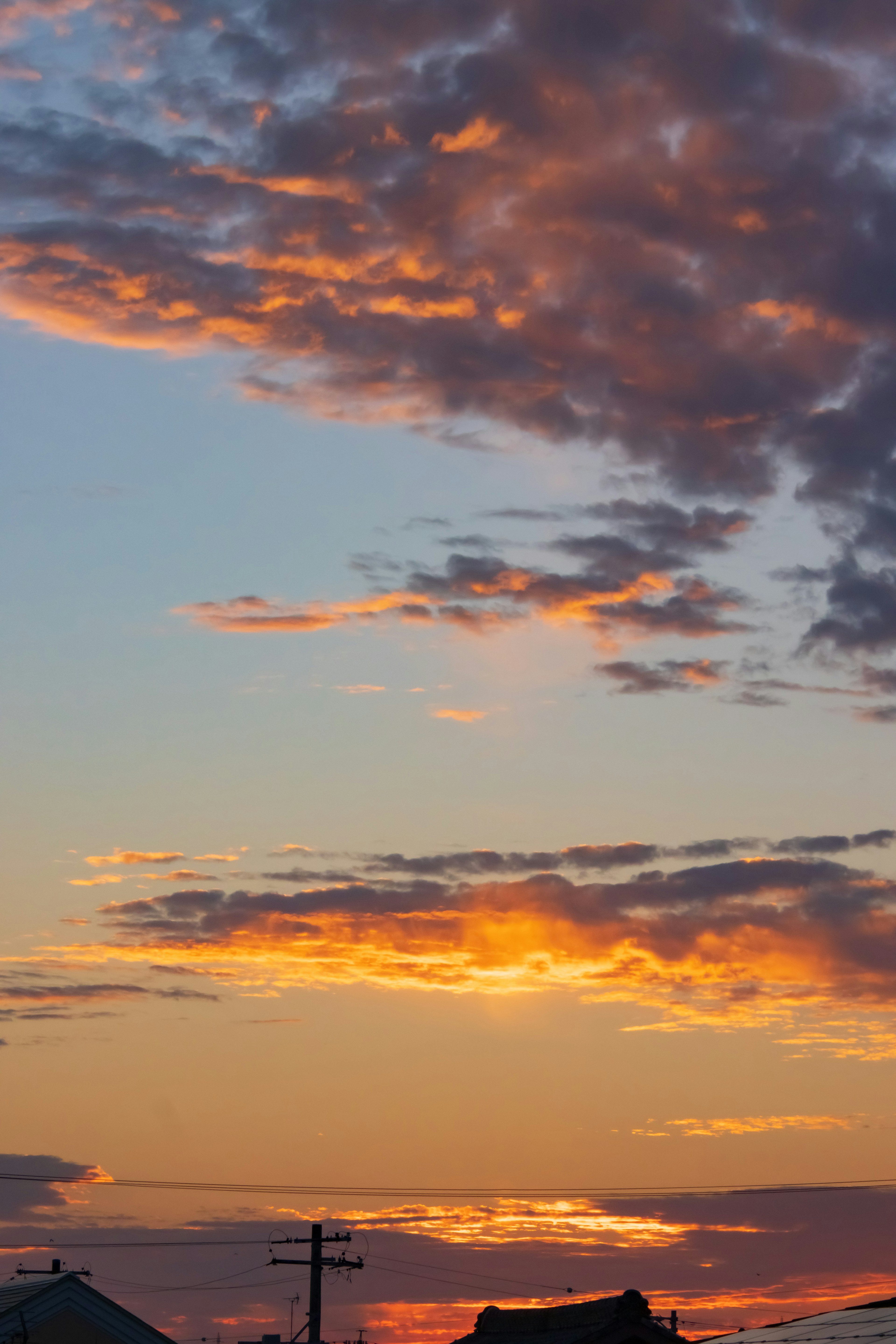 夕焼けの空に広がるオレンジと紫の雲