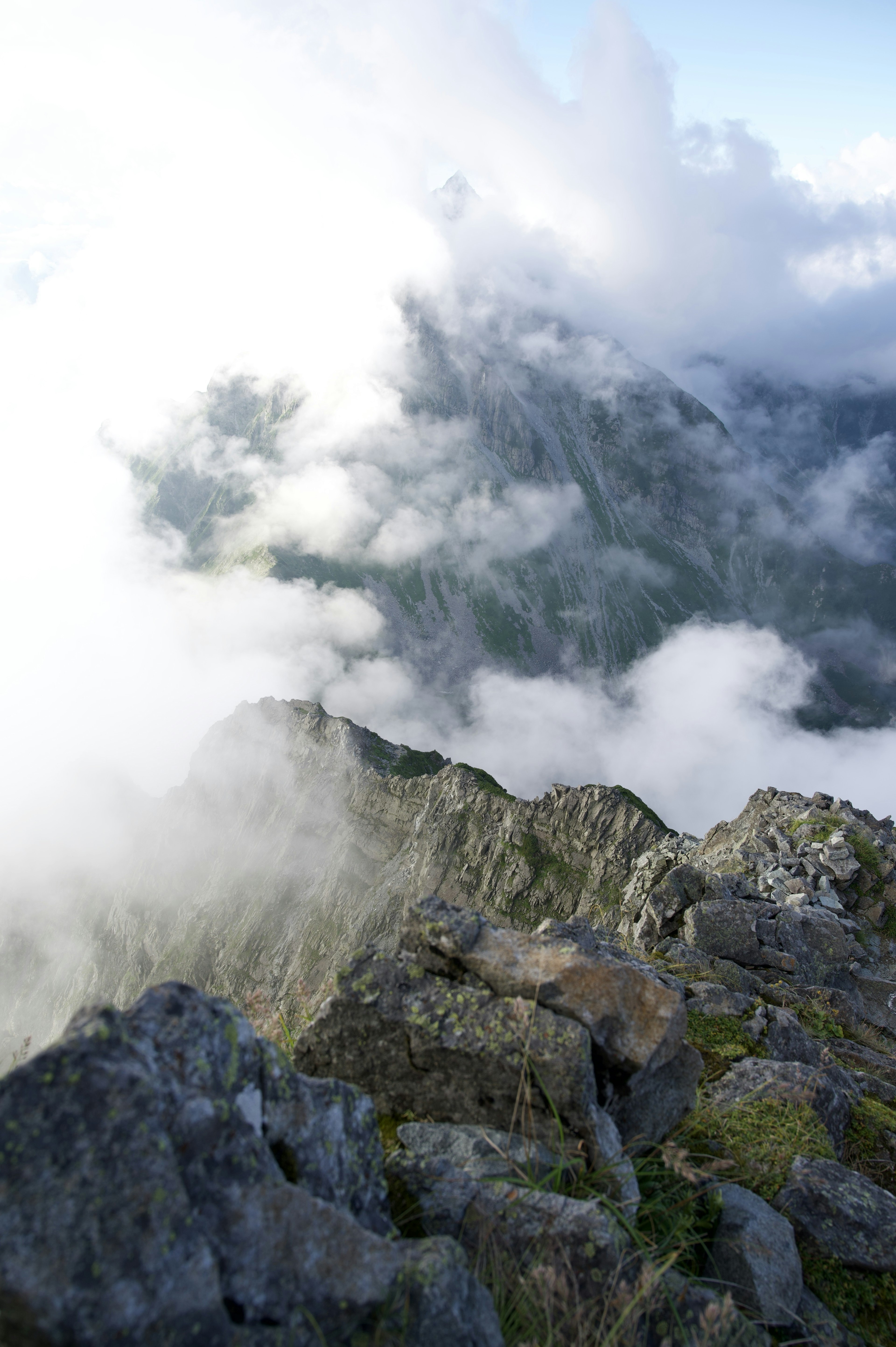 Paesaggio montano coperto di nuvole vista da un ledge roccioso